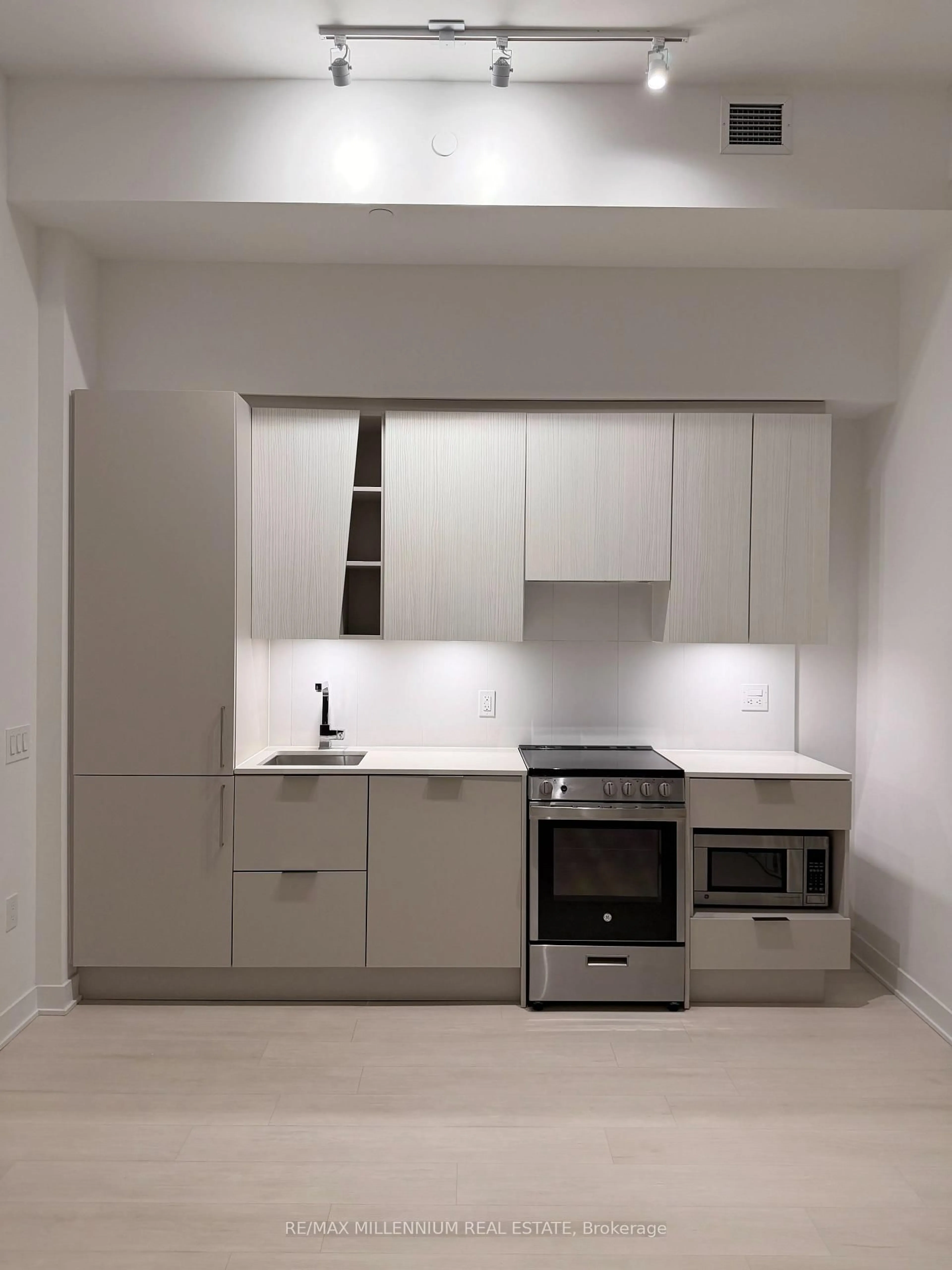 Standard kitchen, unknown for 3900 Confederation Pkwy #5901, Mississauga Ontario L5B 0M3