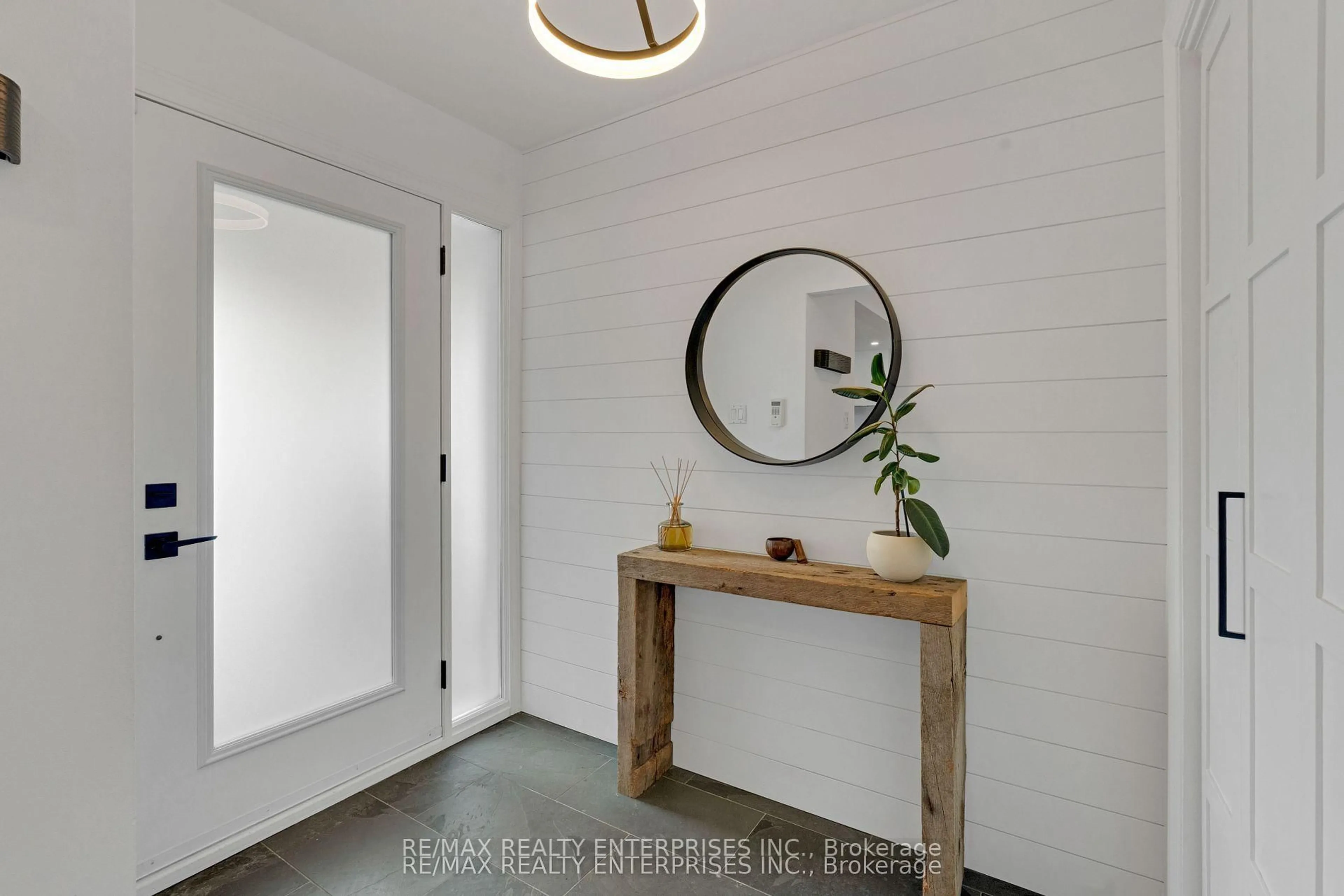 Indoor entryway for 1634 Tarn Rd, Mississauga Ontario L4X 1B1