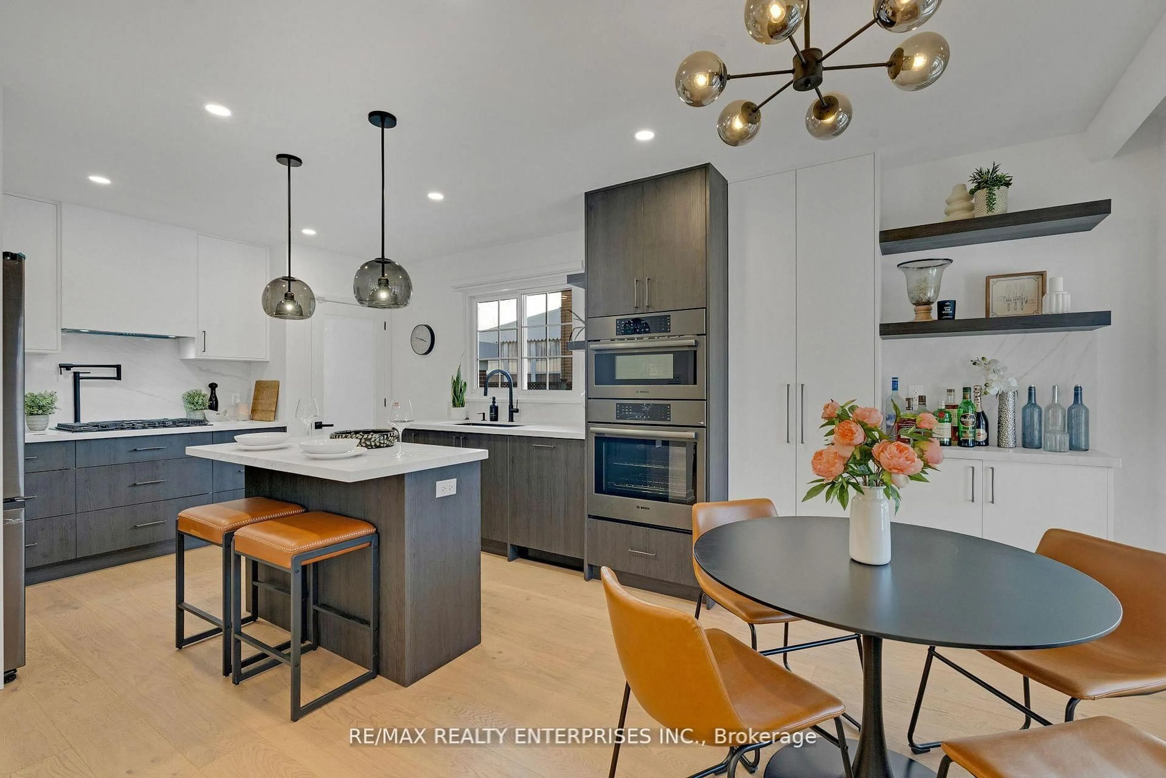 Open concept kitchen, ceramic/tile floor for 1634 Tarn Rd, Mississauga Ontario L4X 1B1