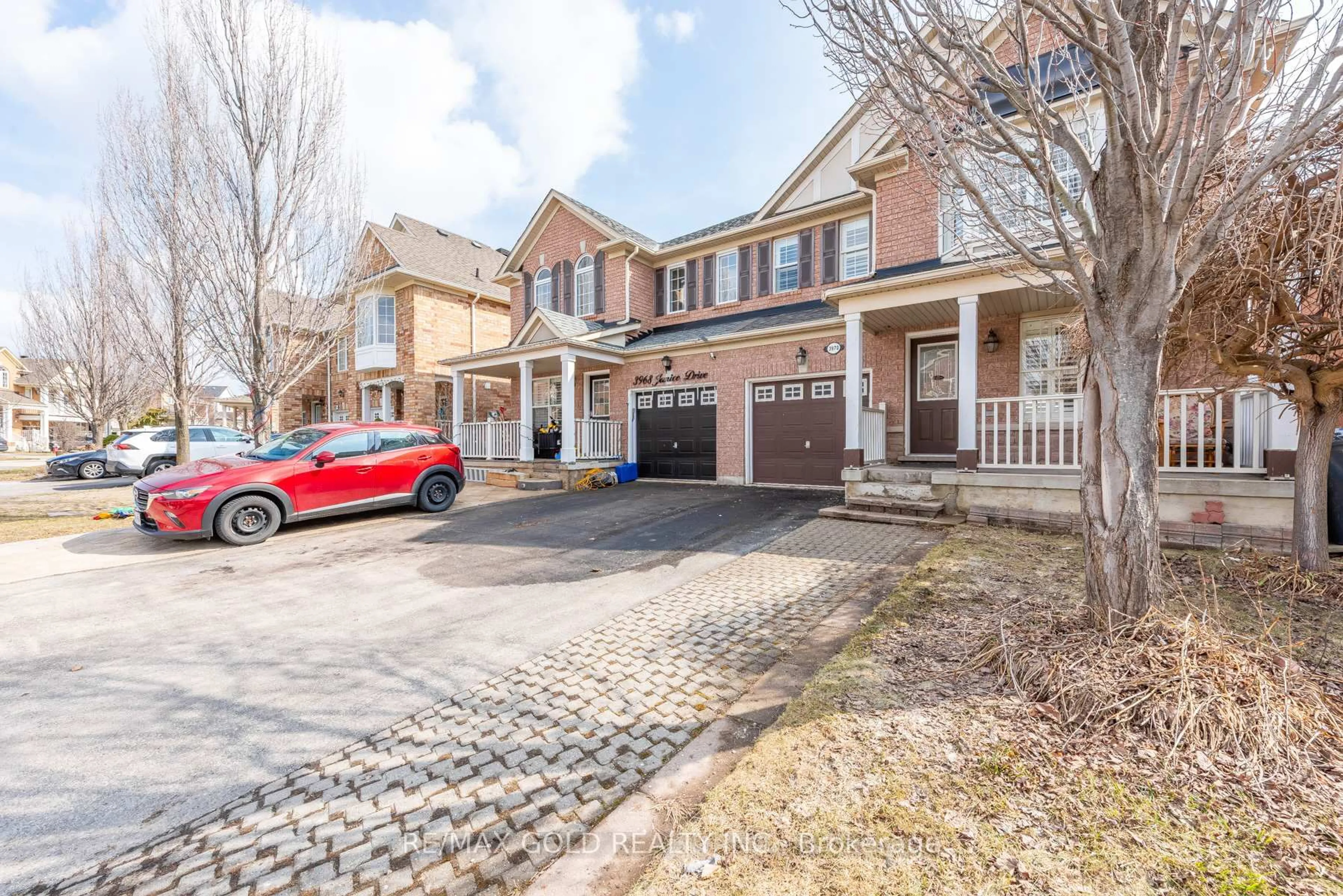 A pic from outside/outdoor area/front of a property/back of a property/a pic from drone, street for 3970 Janice Dr, Mississauga Ontario L5M 7Y4