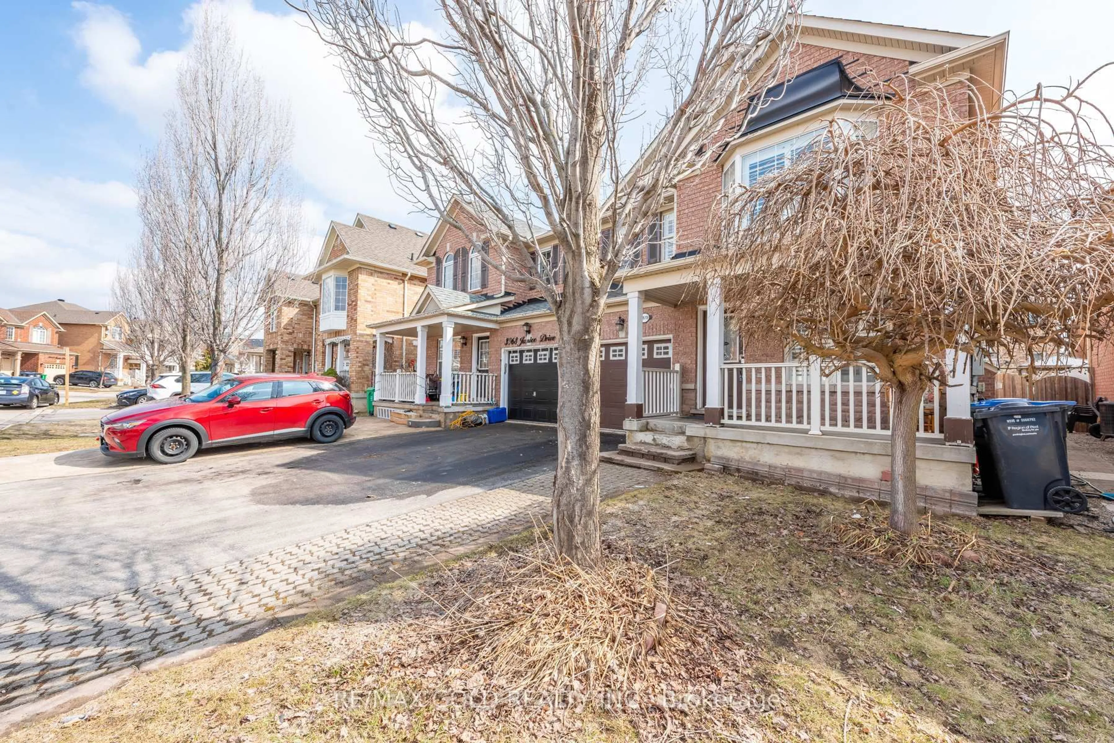 A pic from outside/outdoor area/front of a property/back of a property/a pic from drone, street for 3970 Janice Dr, Mississauga Ontario L5M 7Y4