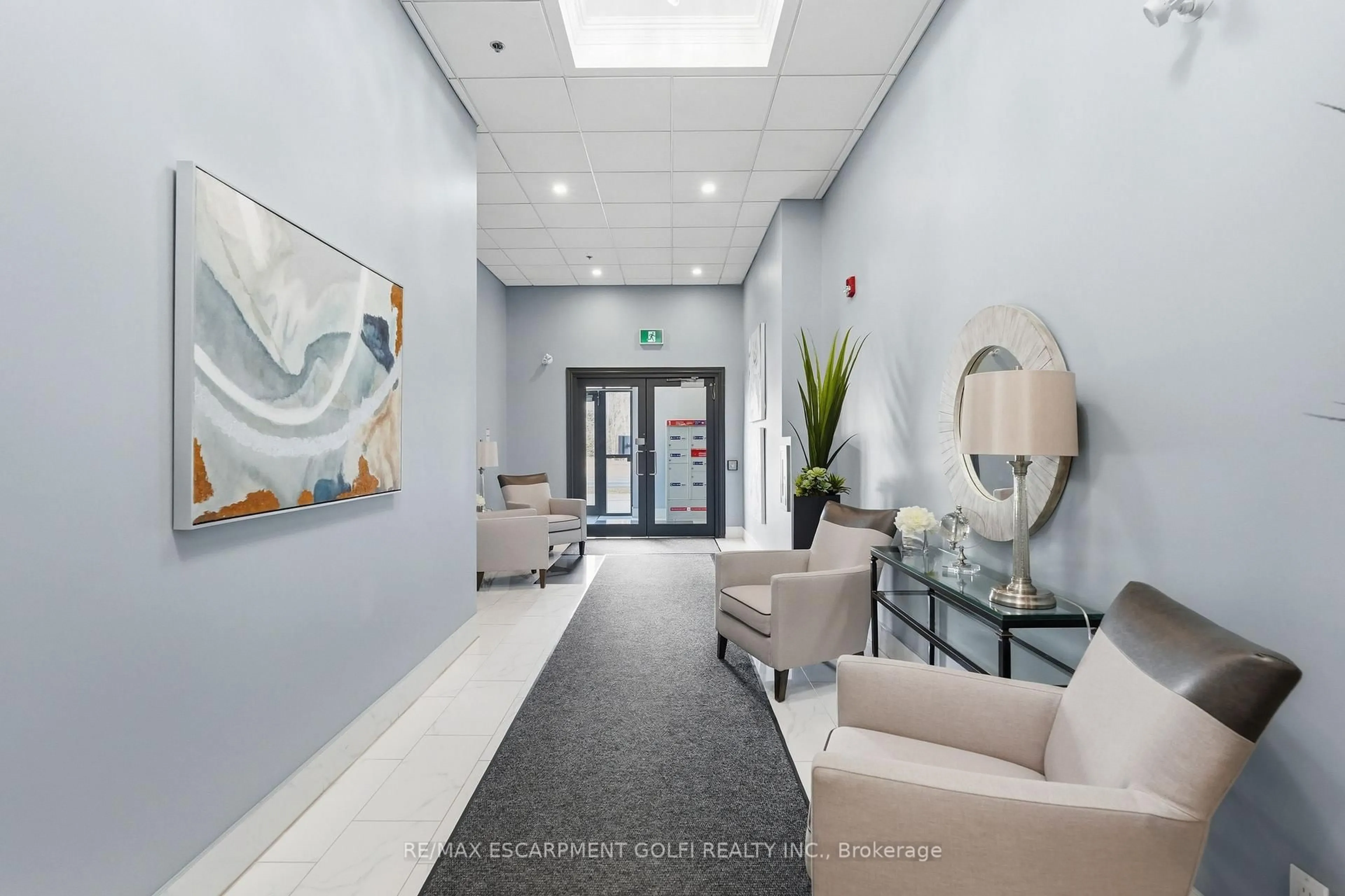 Indoor foyer for 34 Plains Rd #501, Burlington Ontario L7T 0B9