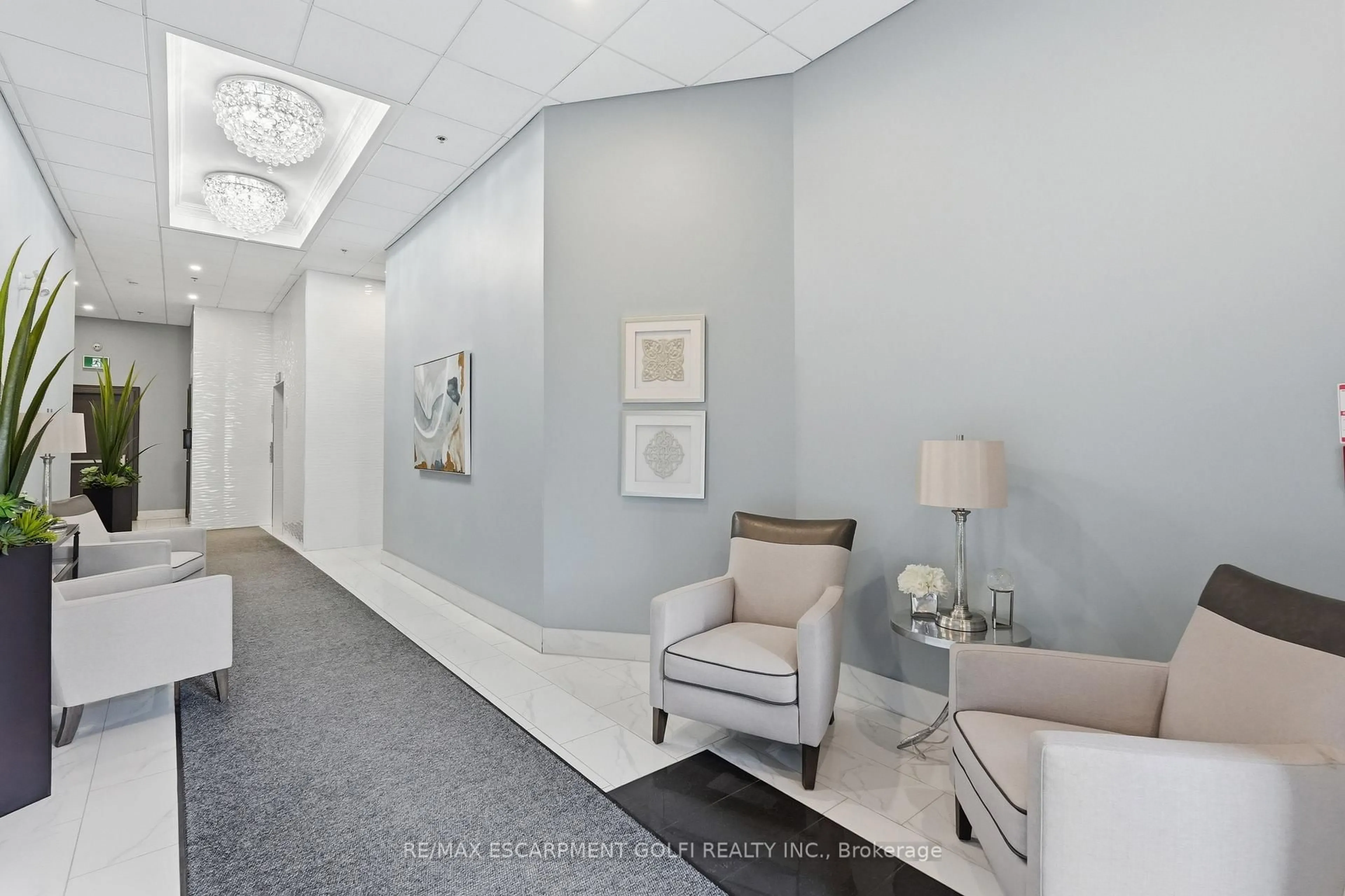 Indoor foyer for 34 Plains Rd #501, Burlington Ontario L7T 0B9