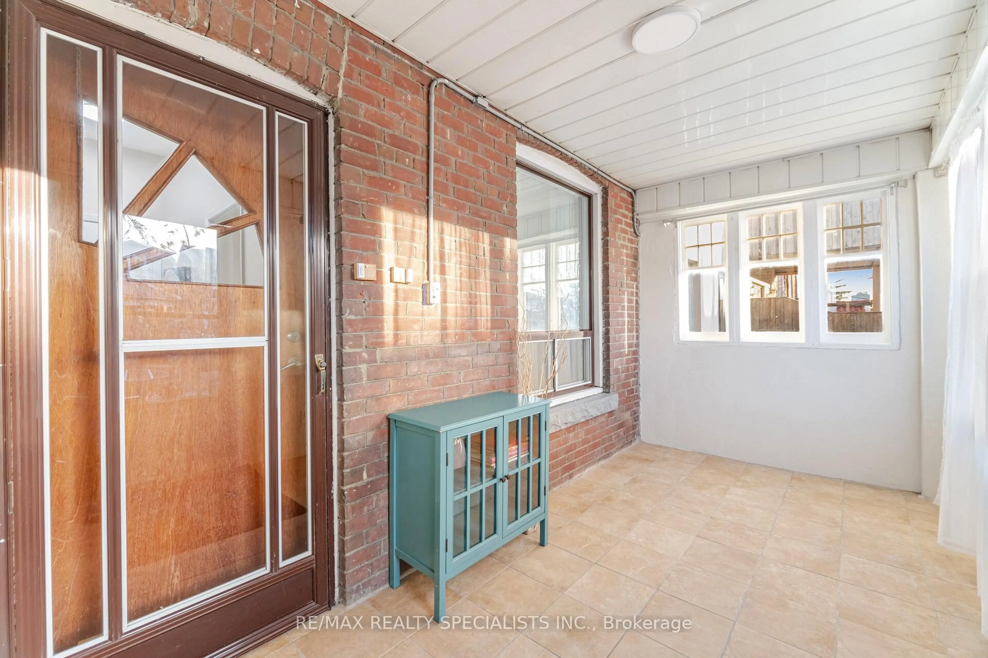 Indoor entryway for 971 Saint Clarens Ave, Toronto Ontario M6H 3X8