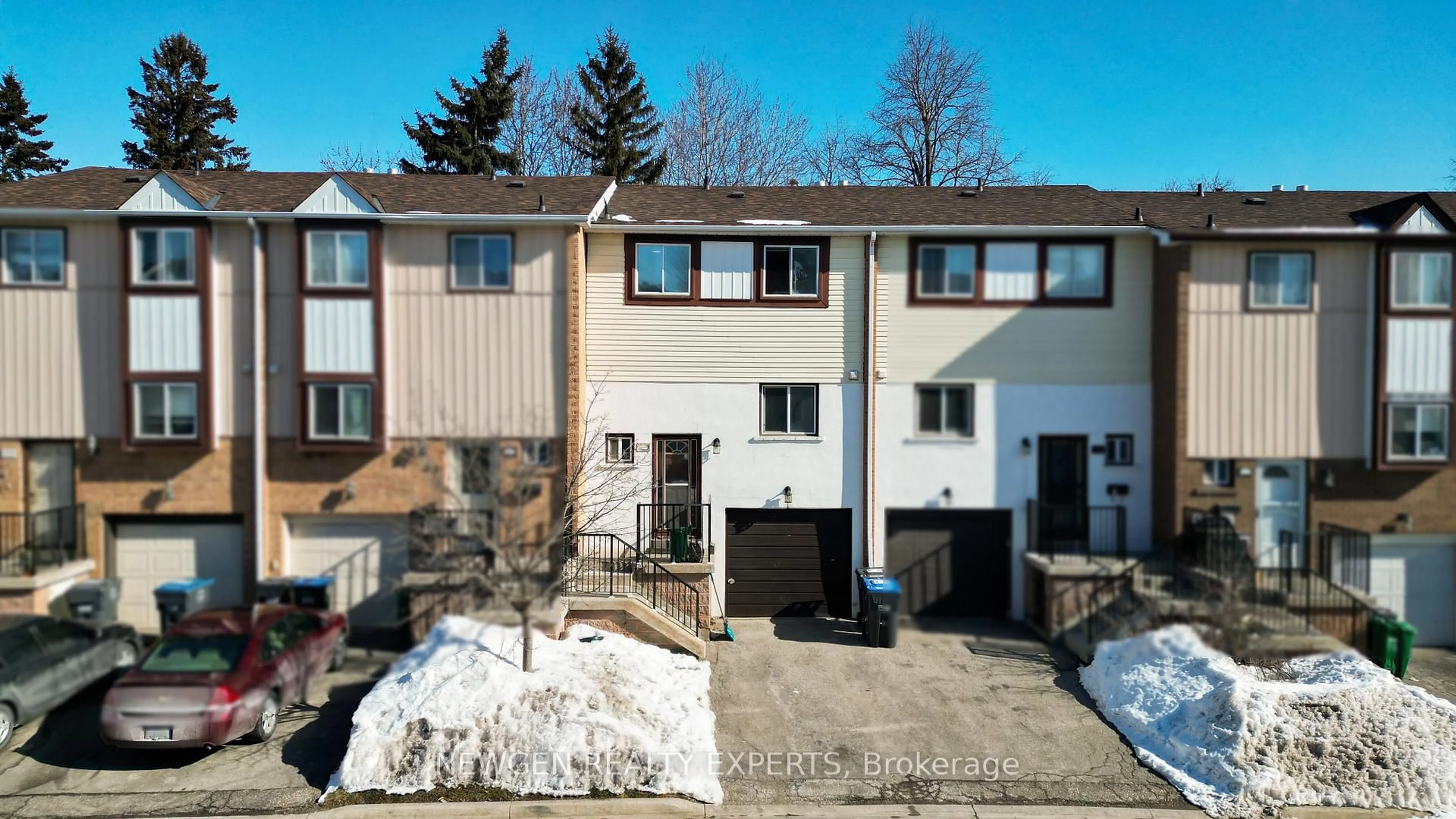A pic from outside/outdoor area/front of a property/back of a property/a pic from drone, street for 87 Moregate Cres, Brampton Ontario L6S 3K9