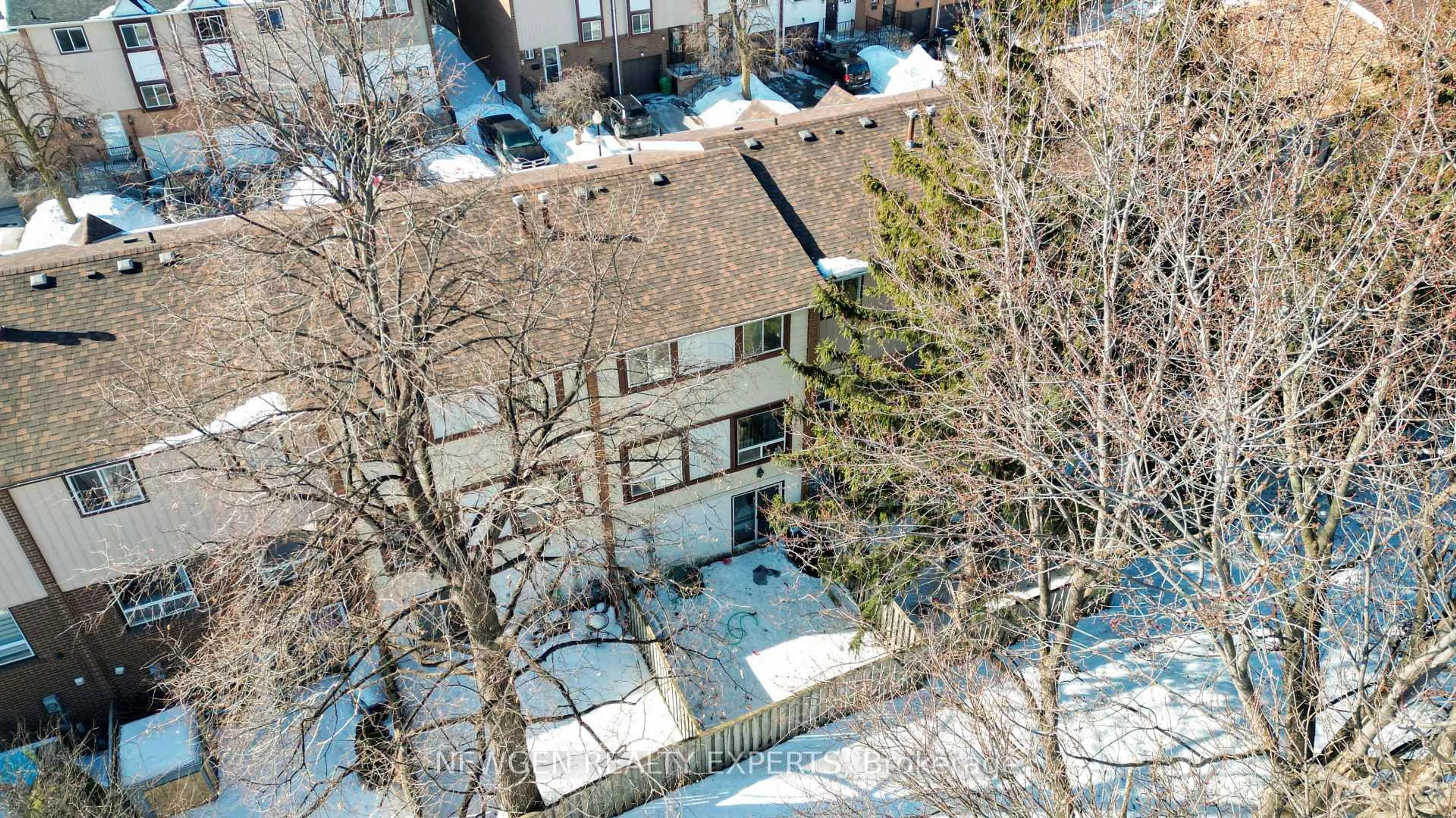 A pic from outside/outdoor area/front of a property/back of a property/a pic from drone, city buildings view from balcony for 87 Moregate Cres, Brampton Ontario L6S 3K9