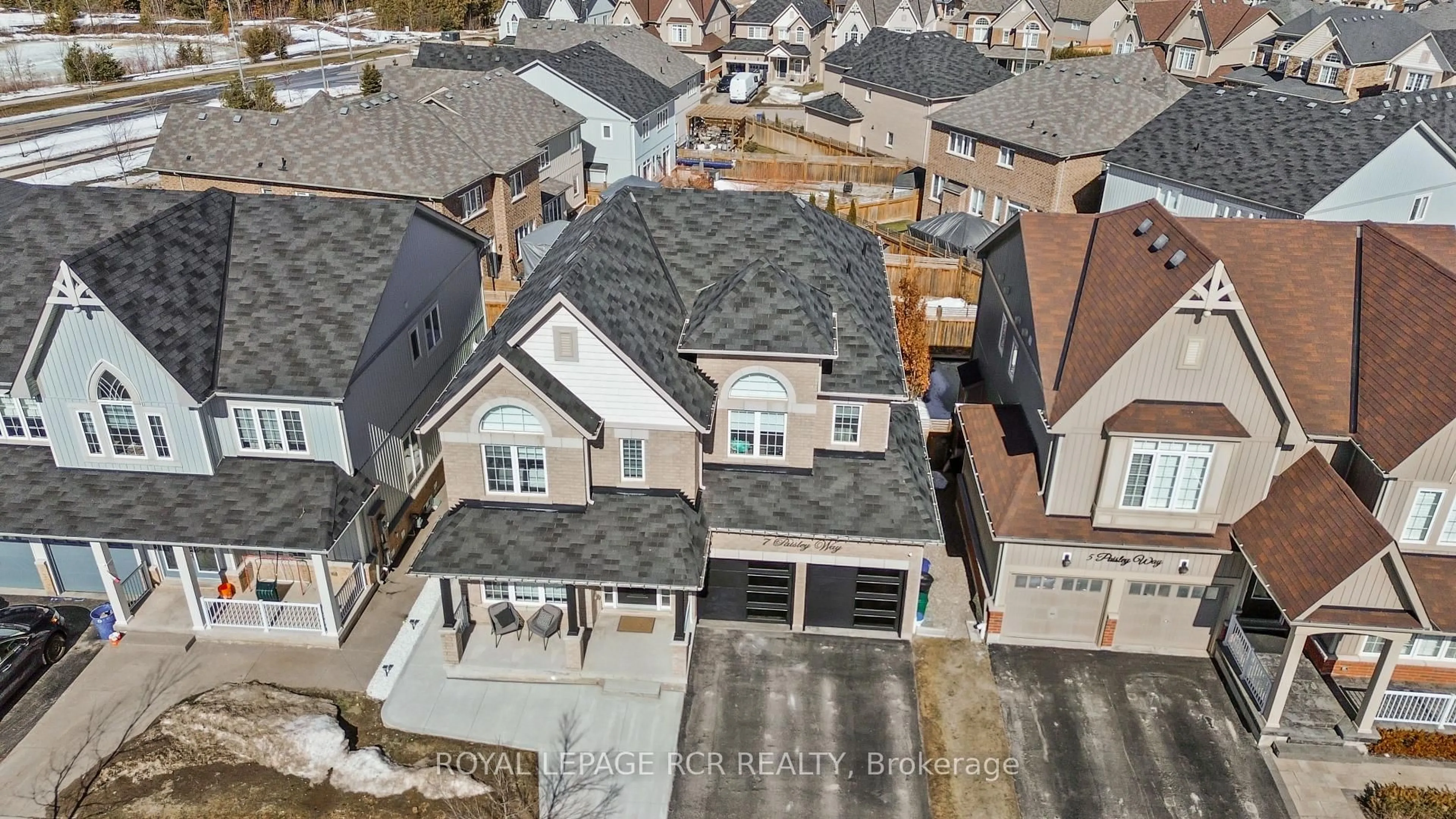 A pic from outside/outdoor area/front of a property/back of a property/a pic from drone, street for 7 Paisley Way, Orangeville Ontario L9W 6Z5