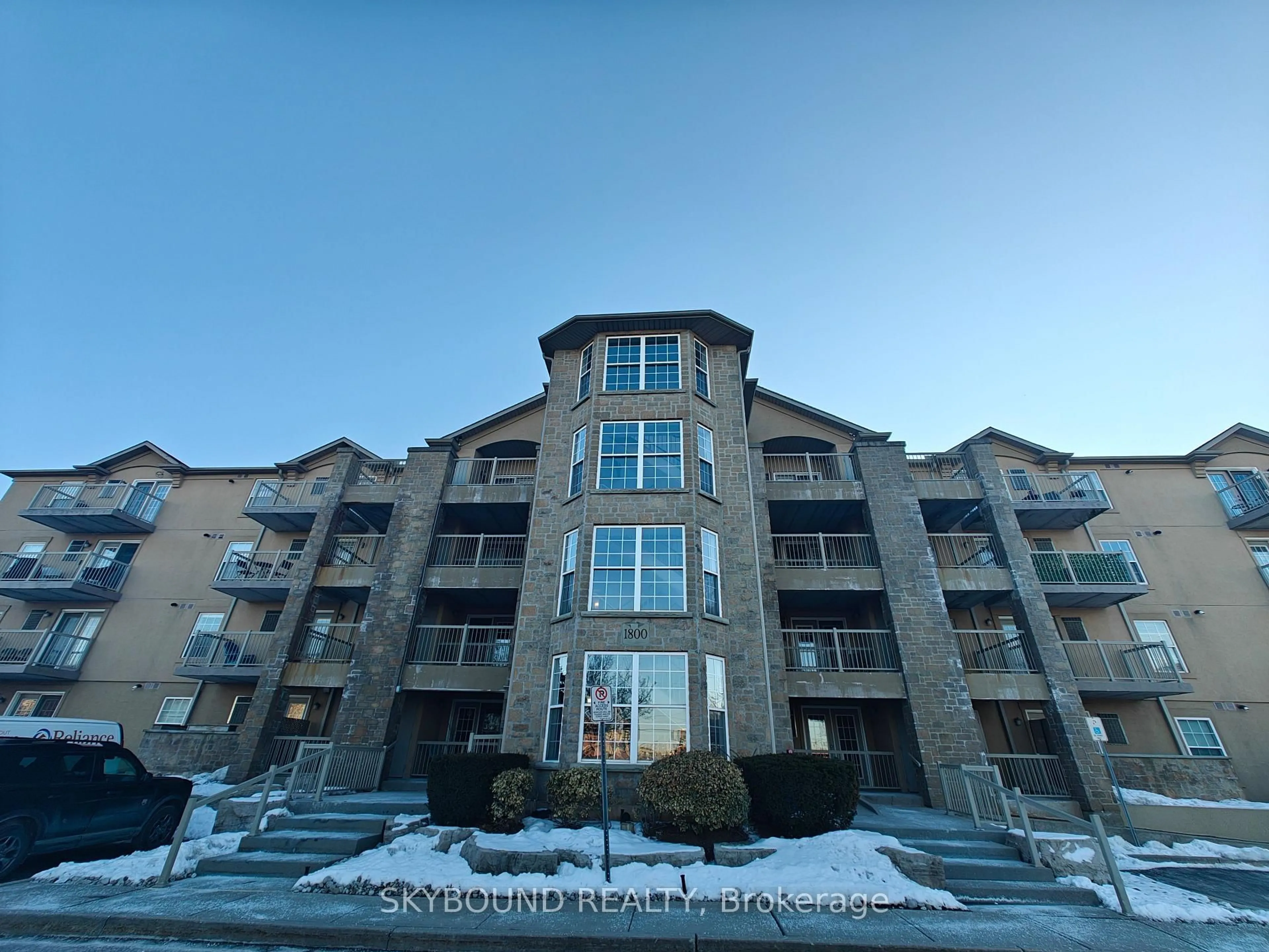 A pic from outside/outdoor area/front of a property/back of a property/a pic from drone, building for 1800 Walker's Line #206, Burlington Ontario L7M 4V2