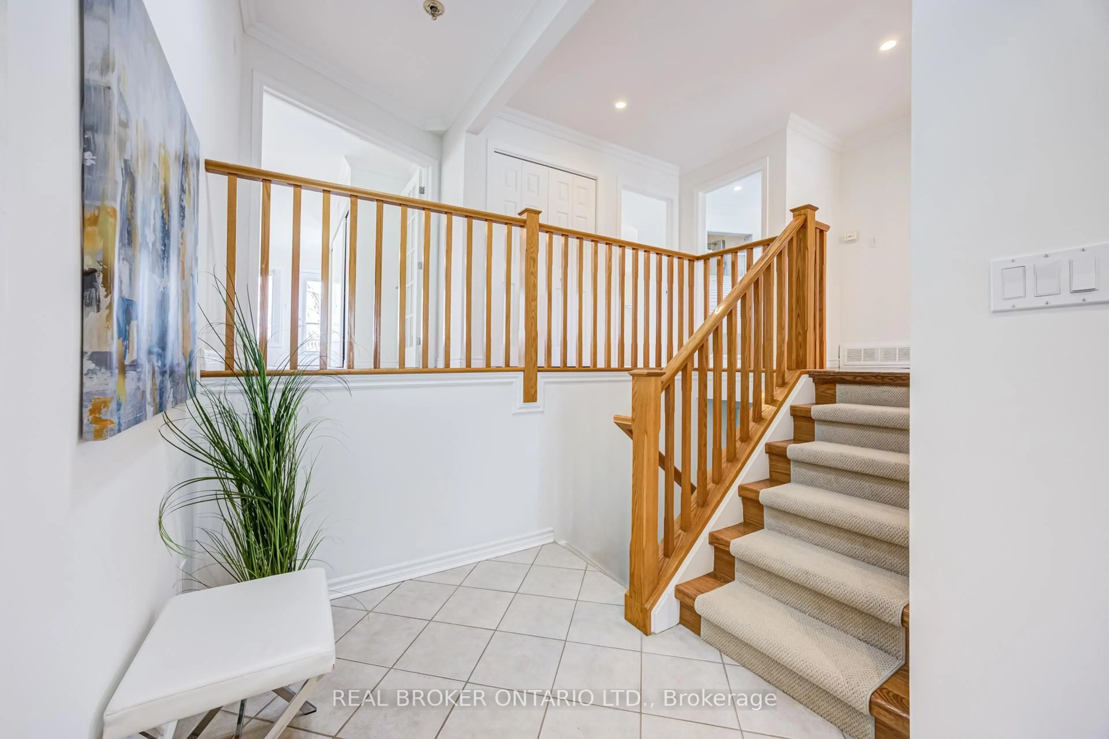 Indoor foyer for 1483 Brenner Cres, Burlington Ontario L7P 2V9