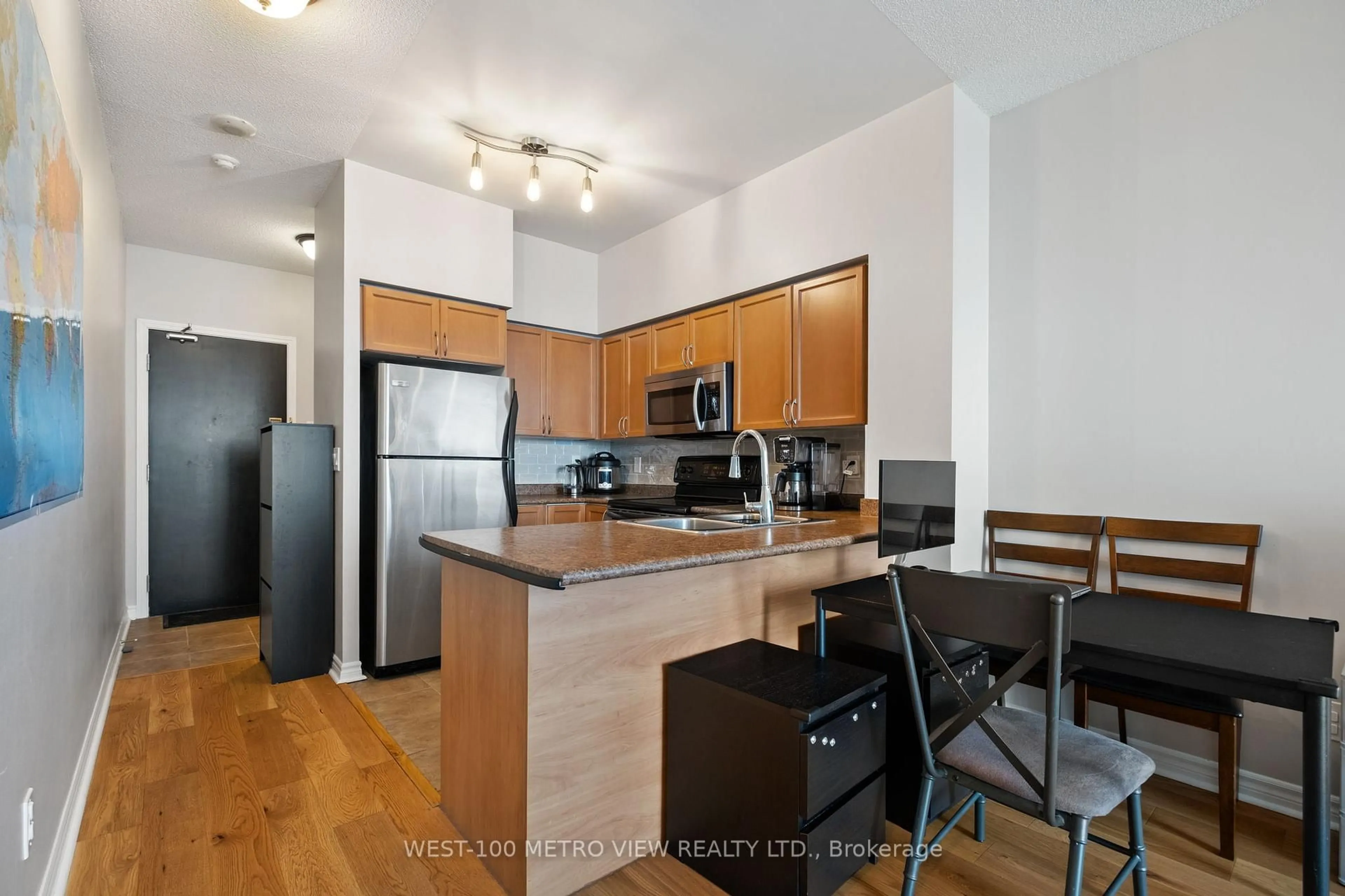 Standard kitchen, wood/laminate floor for 388 Prince Of Wales Dr #1807, Mississauga Ontario L5B 0A1