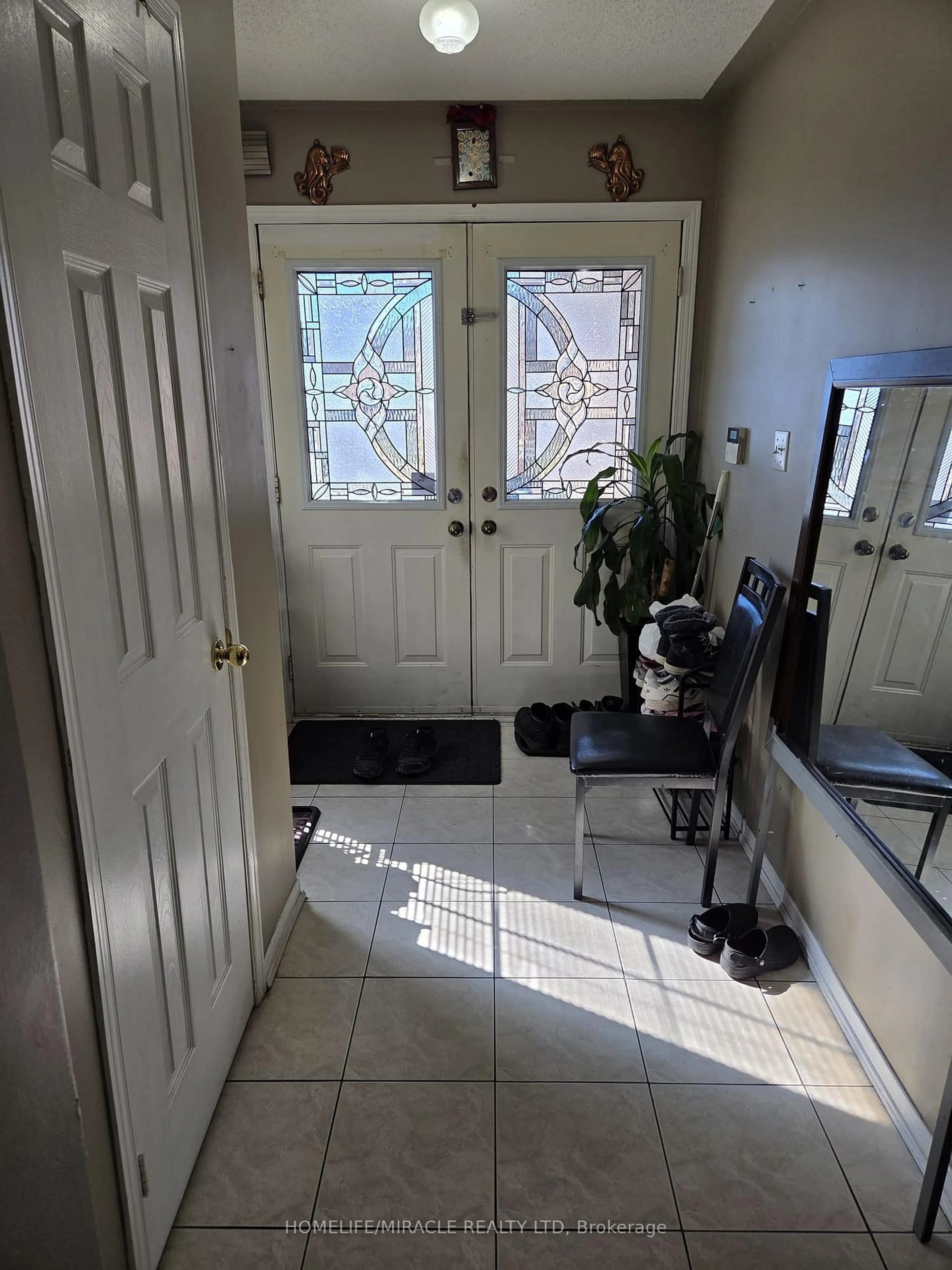 Indoor entryway for 62 Skylar Circ, Brampton Ontario L6P 0Z2