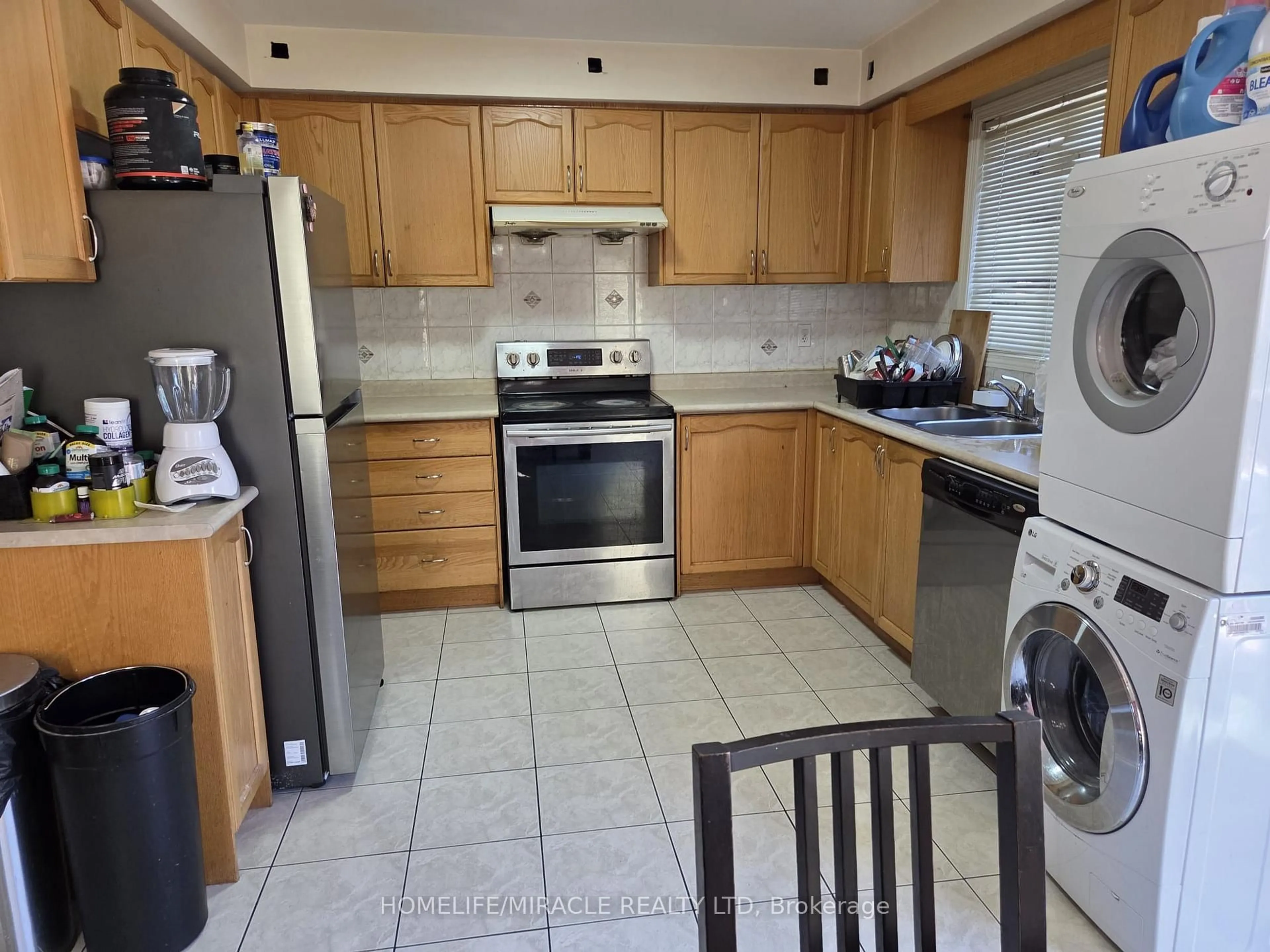 Standard kitchen, unknown for 62 Skylar Circ, Brampton Ontario L6P 0Z2