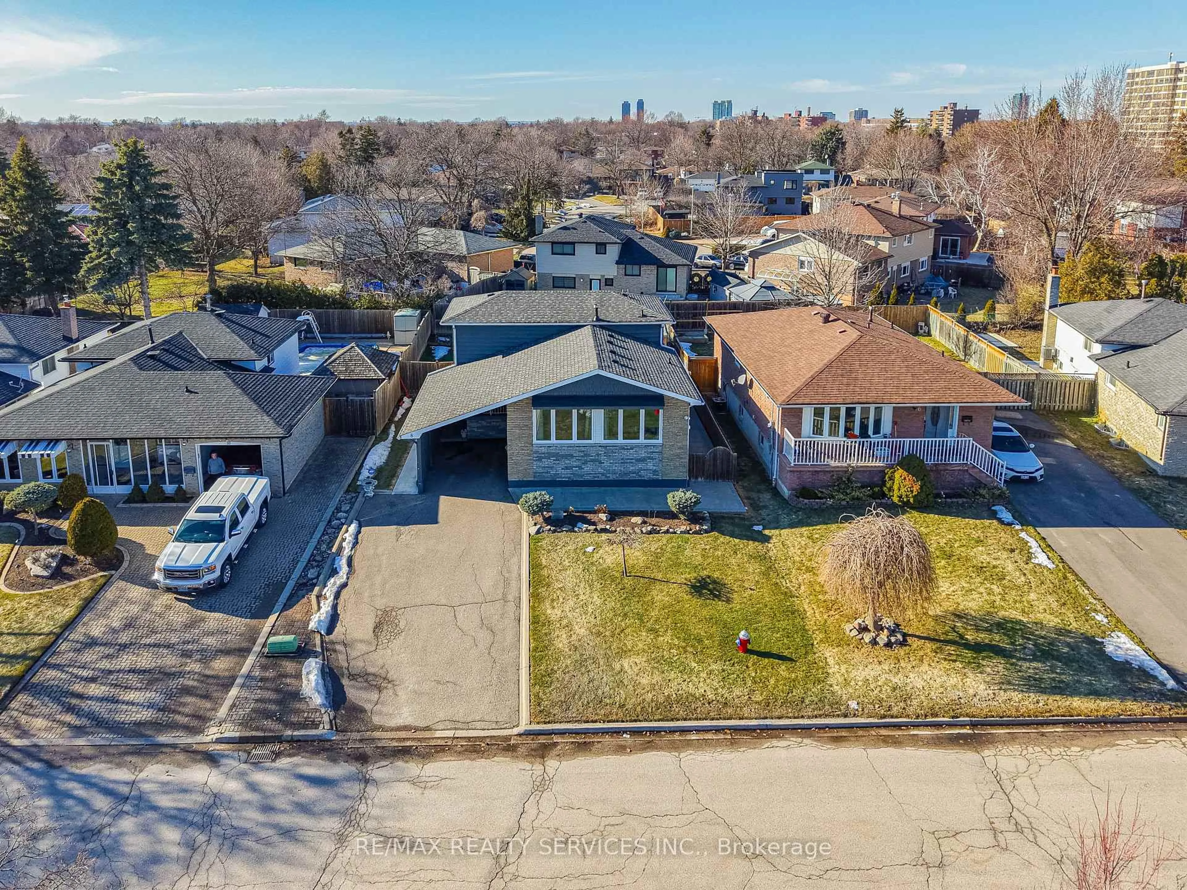 A pic from outside/outdoor area/front of a property/back of a property/a pic from drone, unknown for 8 Edwin Dr, Brampton Ontario L6Y 1A1