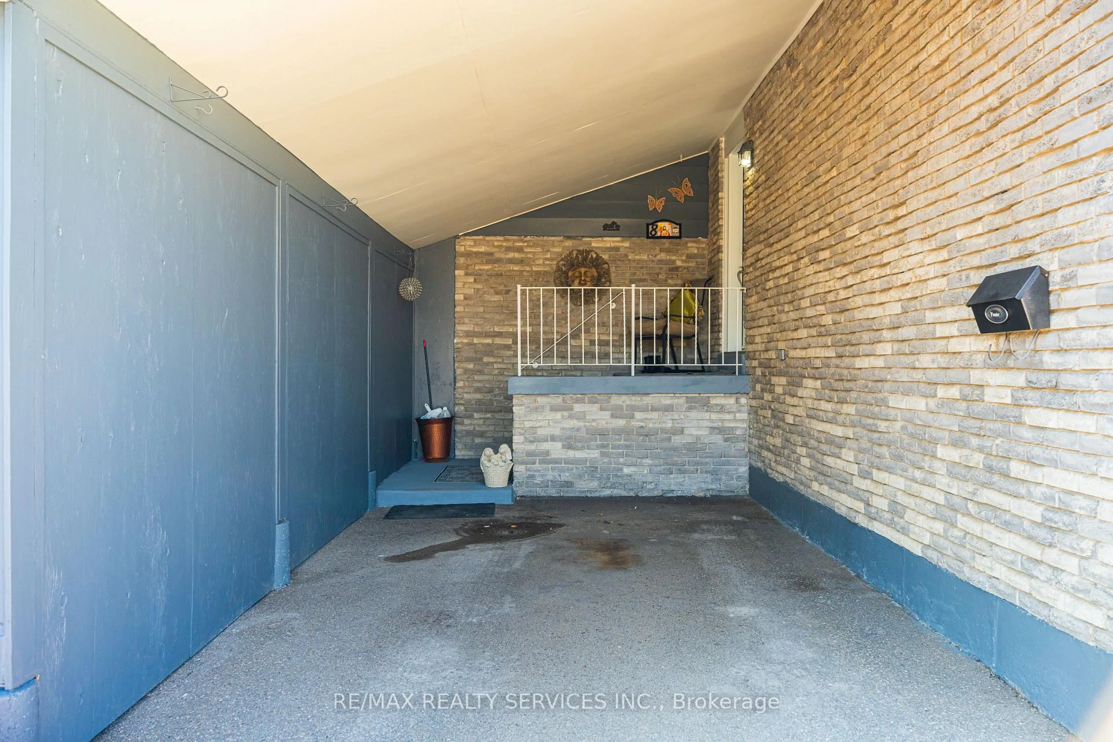 Indoor entryway for 8 Edwin Dr, Brampton Ontario L6Y 1A1