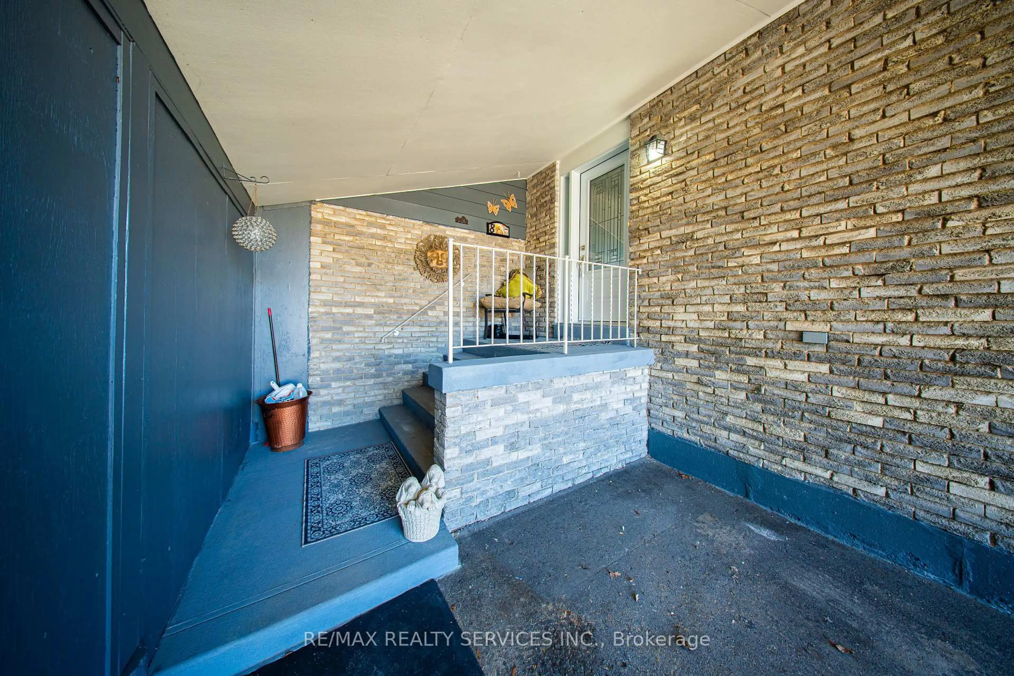 Indoor entryway for 8 Edwin Dr, Brampton Ontario L6Y 1A1