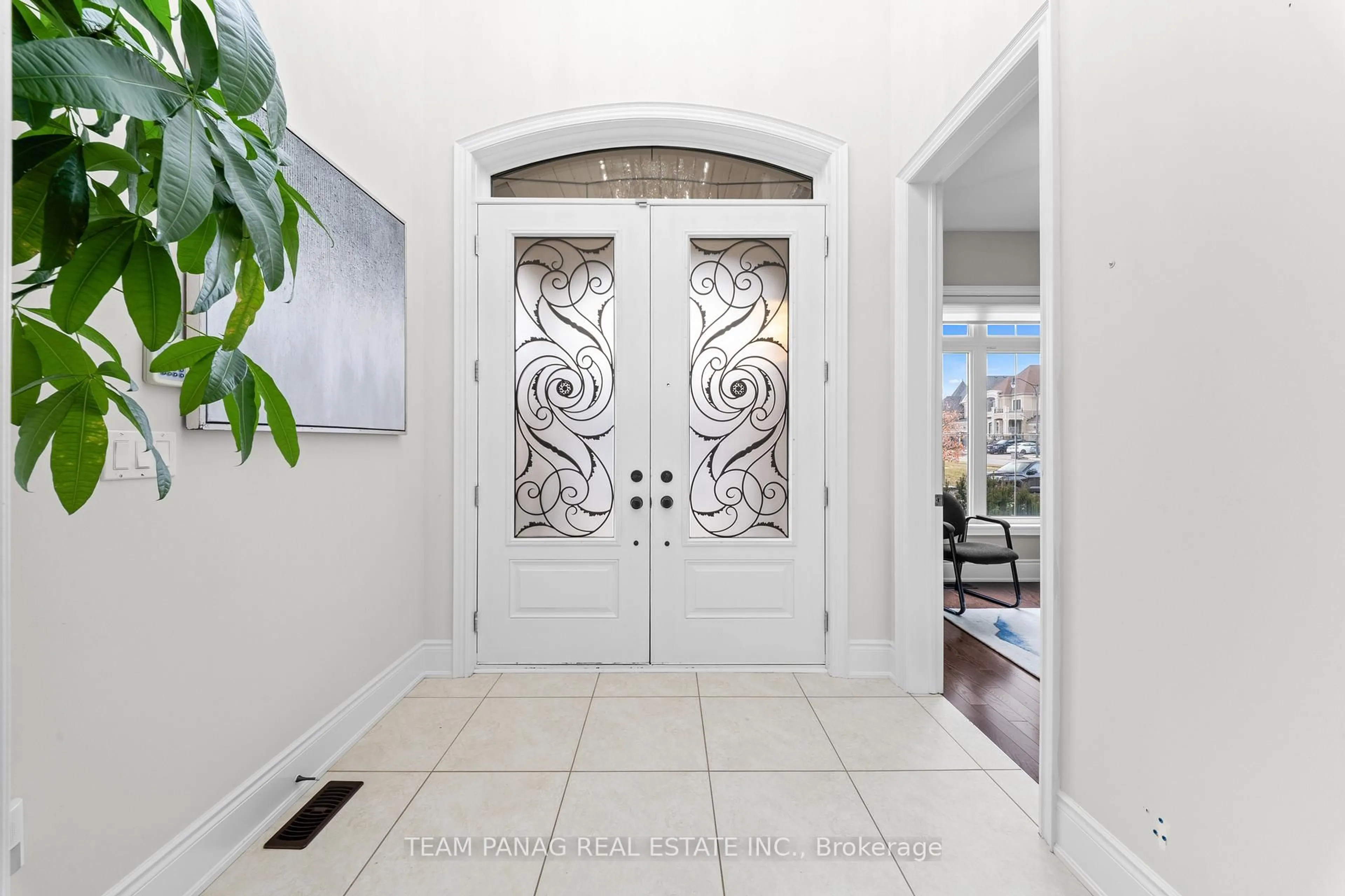 Indoor entryway for 4 Rockton Crt, Brampton Ontario L6P 4G6