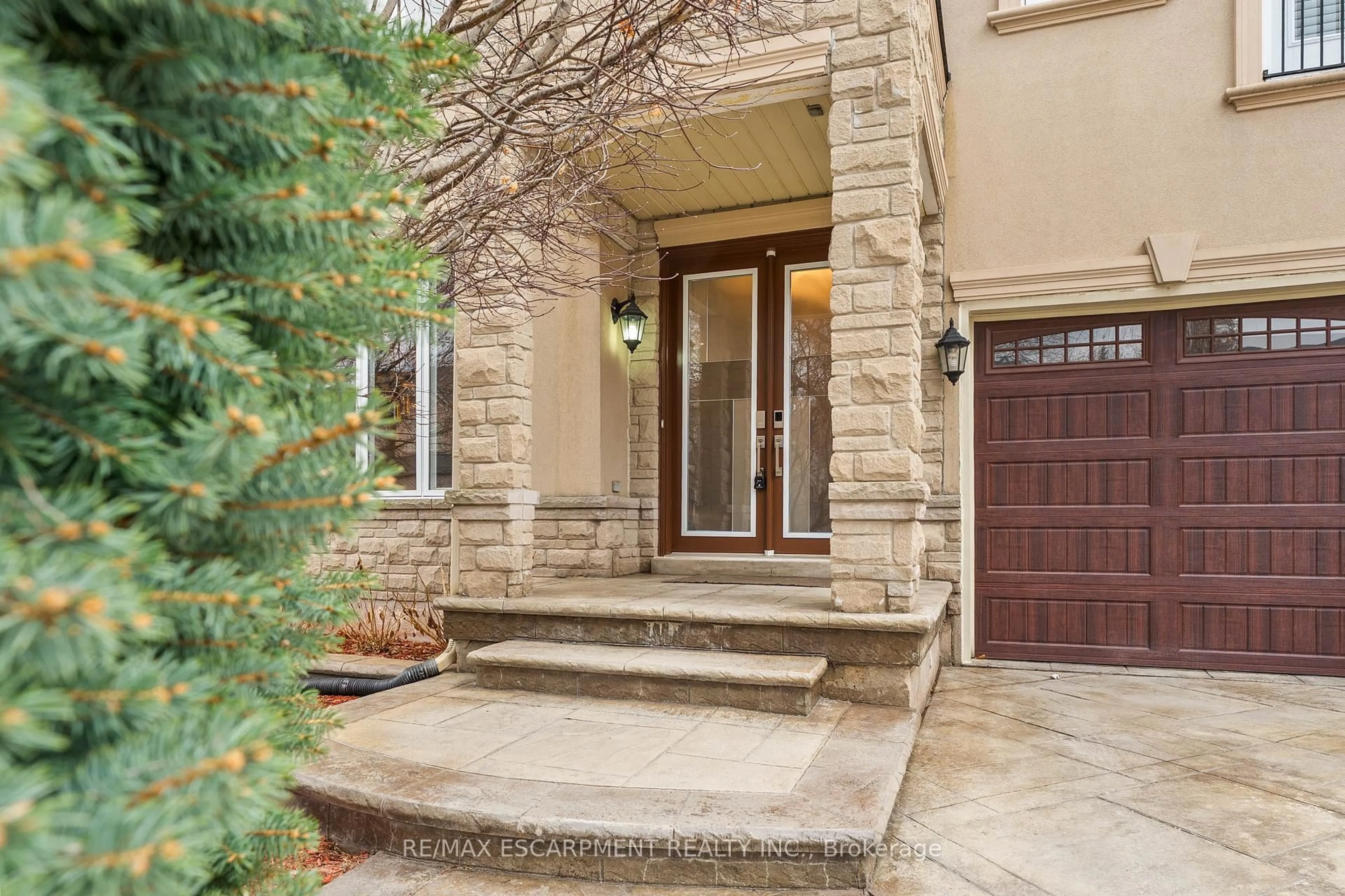 Indoor entryway for 3402 Buena Vista Crt, Oakville Ontario L6L 6W6