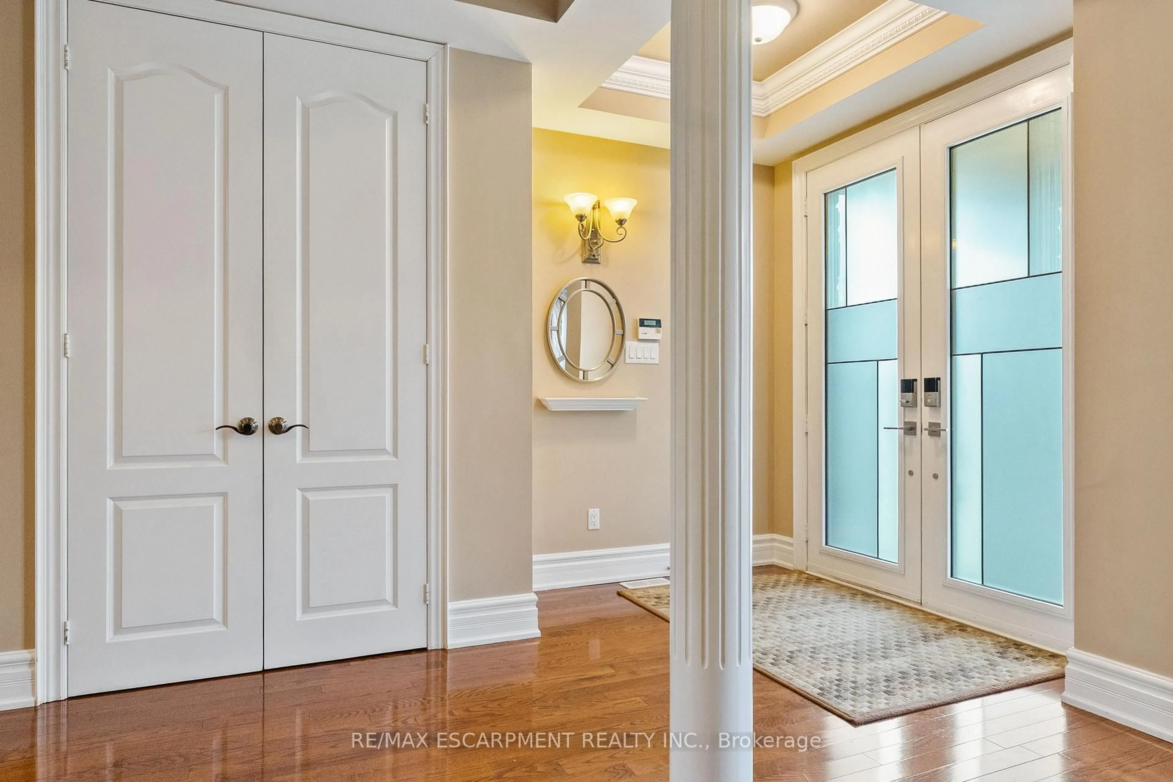 Indoor entryway for 3402 Buena Vista Crt, Oakville Ontario L6L 6W6