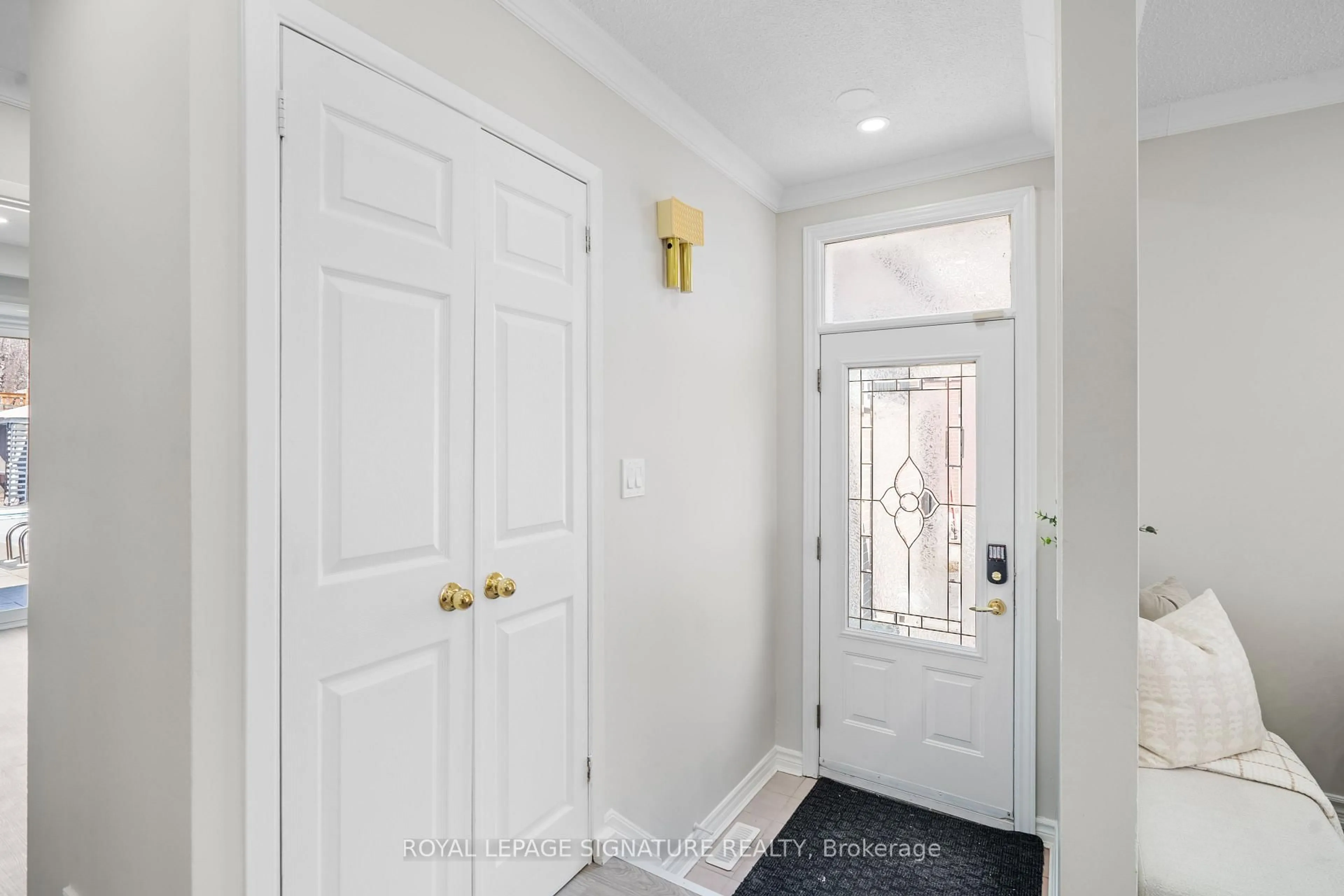 Indoor entryway for 216 Folkstone Cres, Brampton Ontario L6T 3N6