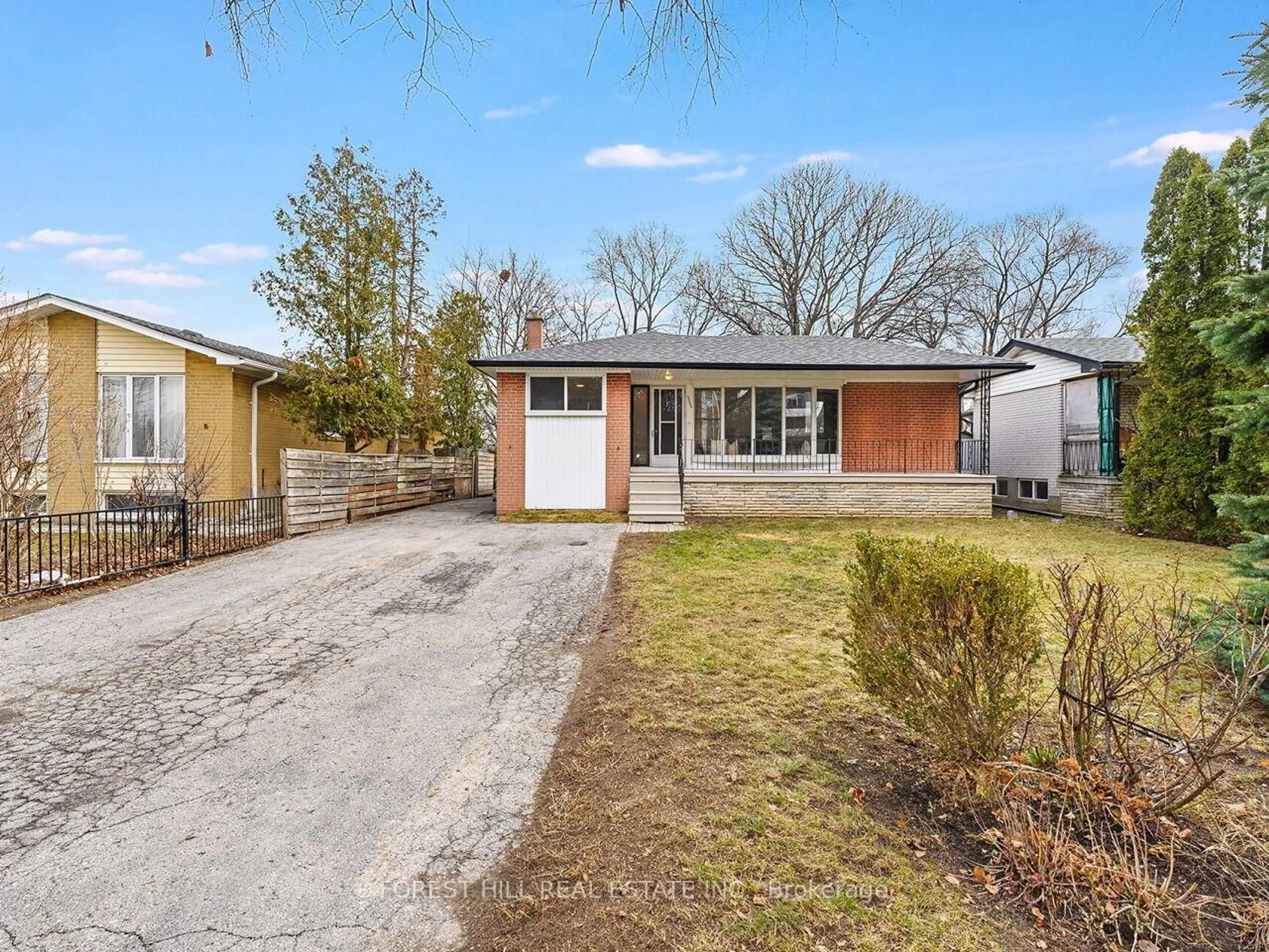 A pic from outside/outdoor area/front of a property/back of a property/a pic from drone, street for 2324 Truscott Dr, Mississauga Ontario L5J 2B2