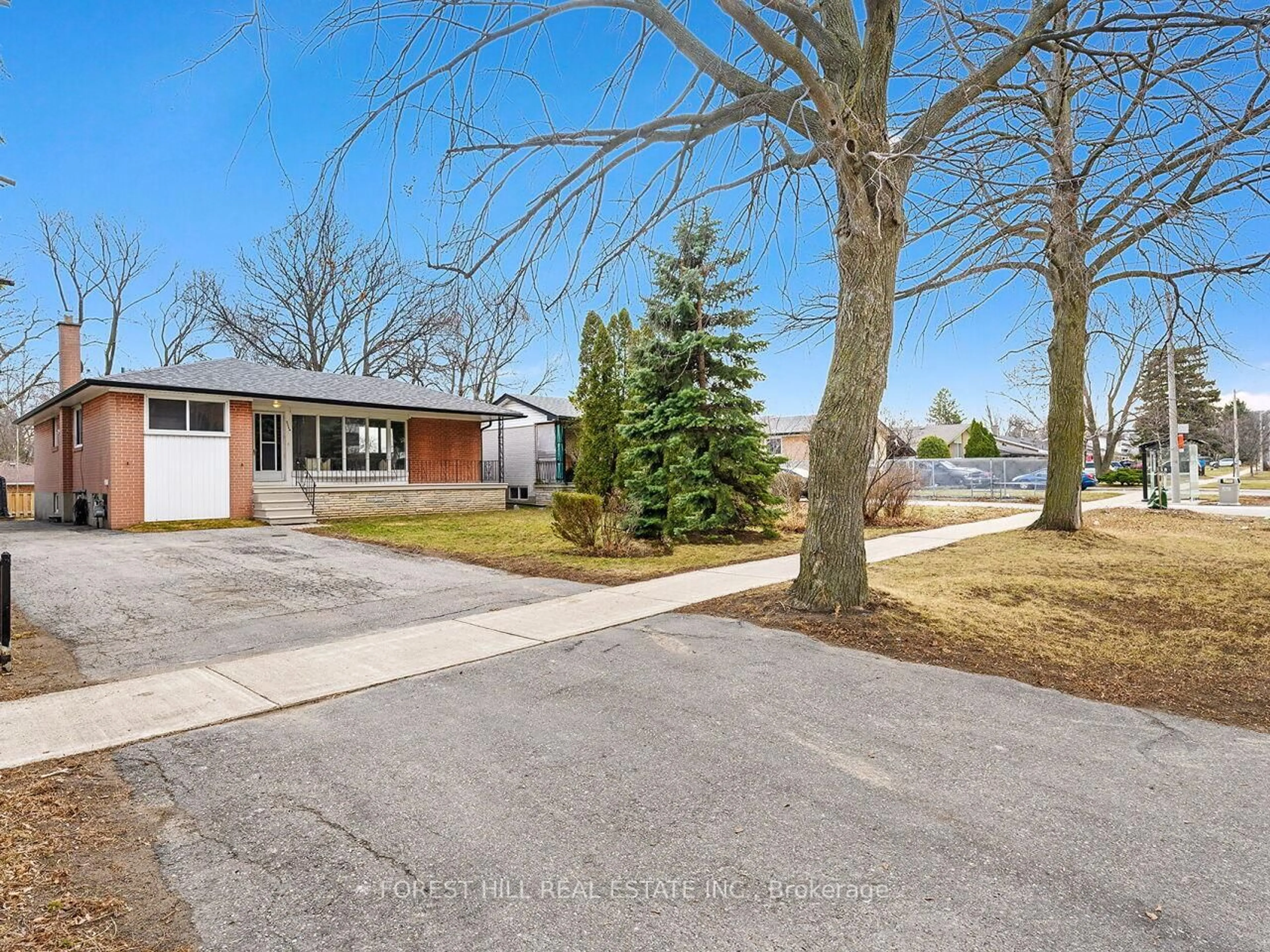 A pic from outside/outdoor area/front of a property/back of a property/a pic from drone, street for 2324 Truscott Dr, Mississauga Ontario L5J 2B2