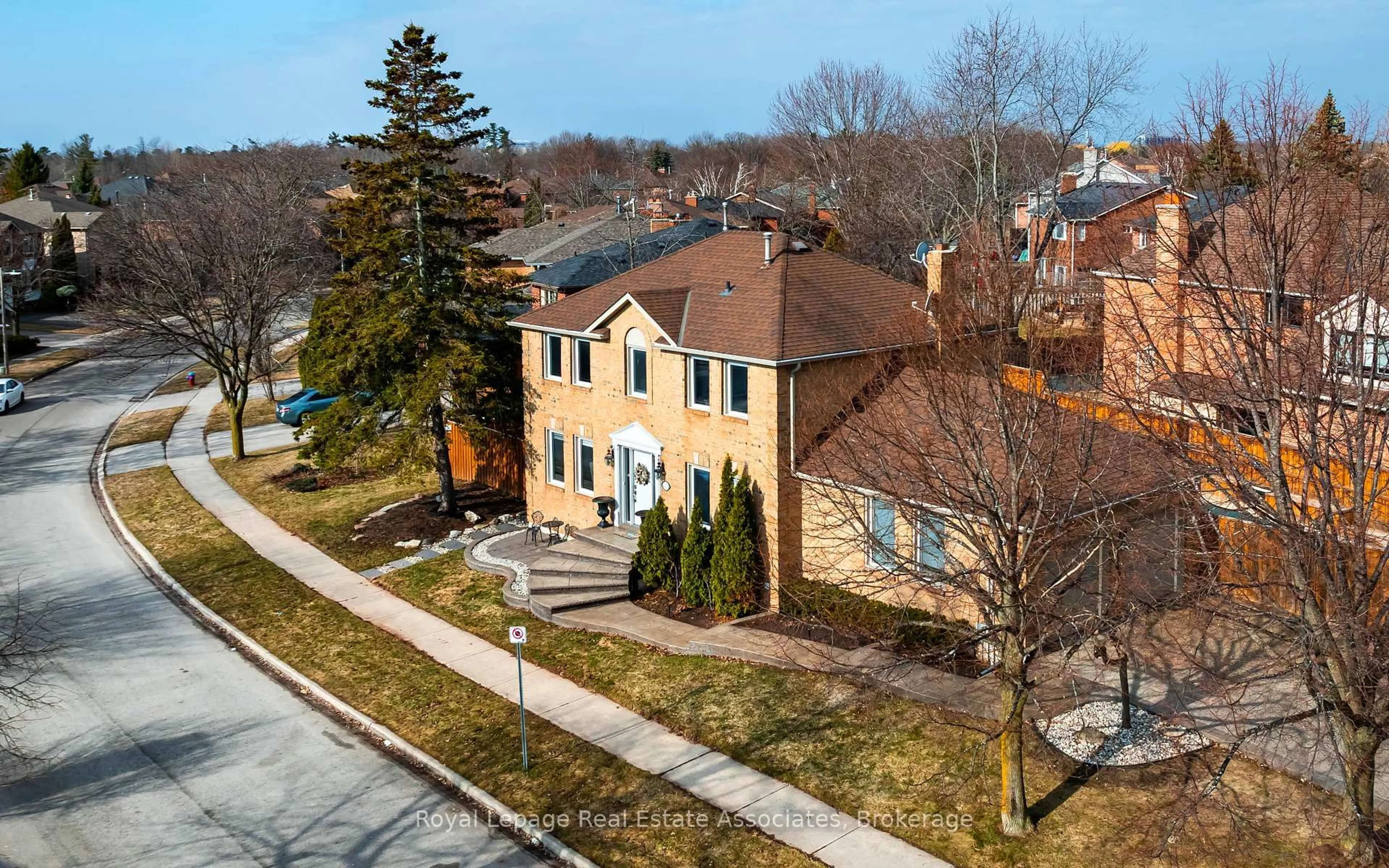 A pic from outside/outdoor area/front of a property/back of a property/a pic from drone, street for 133 Mayla Dr, Oakville Ontario L6H 3S6
