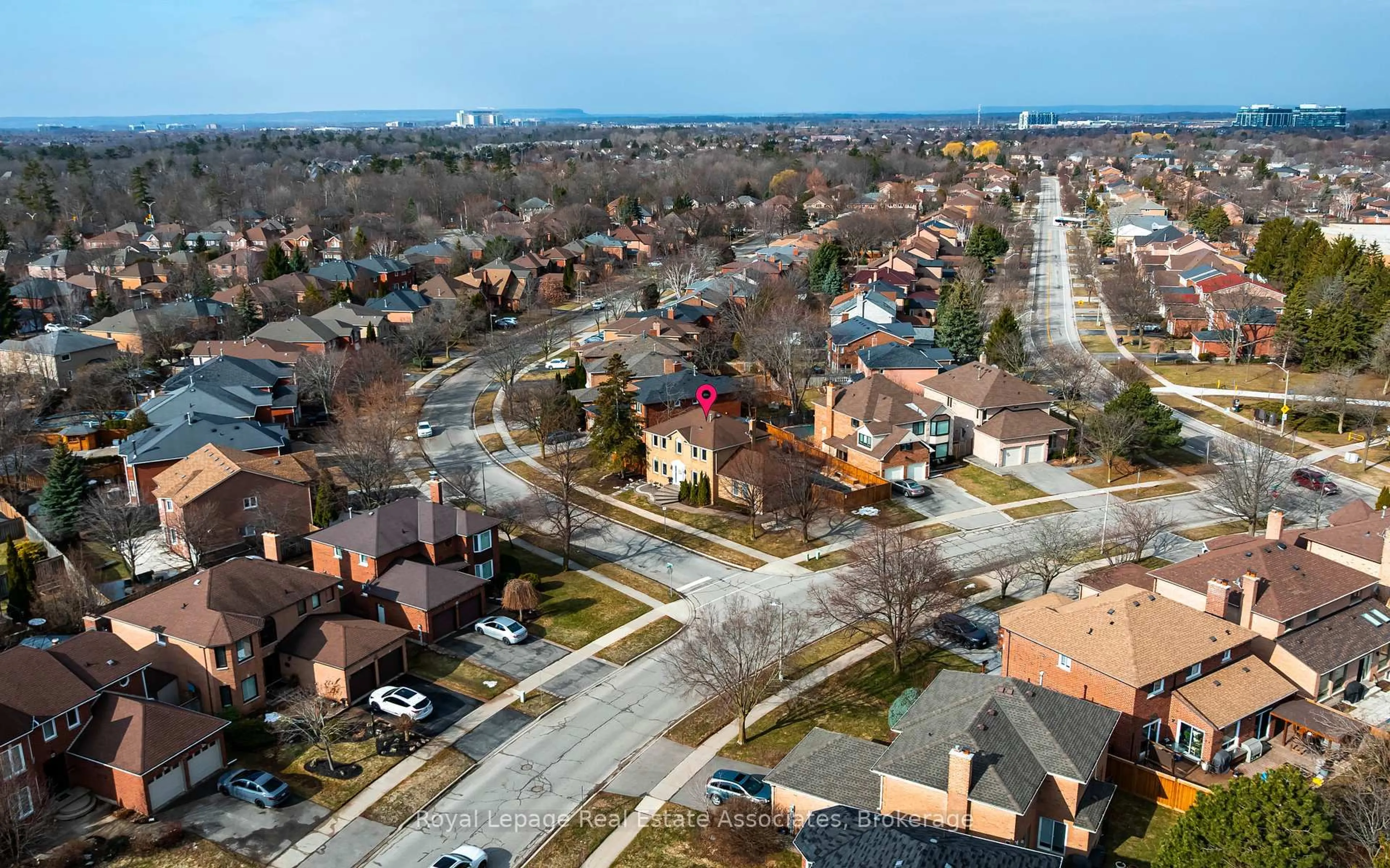 A pic from outside/outdoor area/front of a property/back of a property/a pic from drone, street for 133 Mayla Dr, Oakville Ontario L6H 3S6