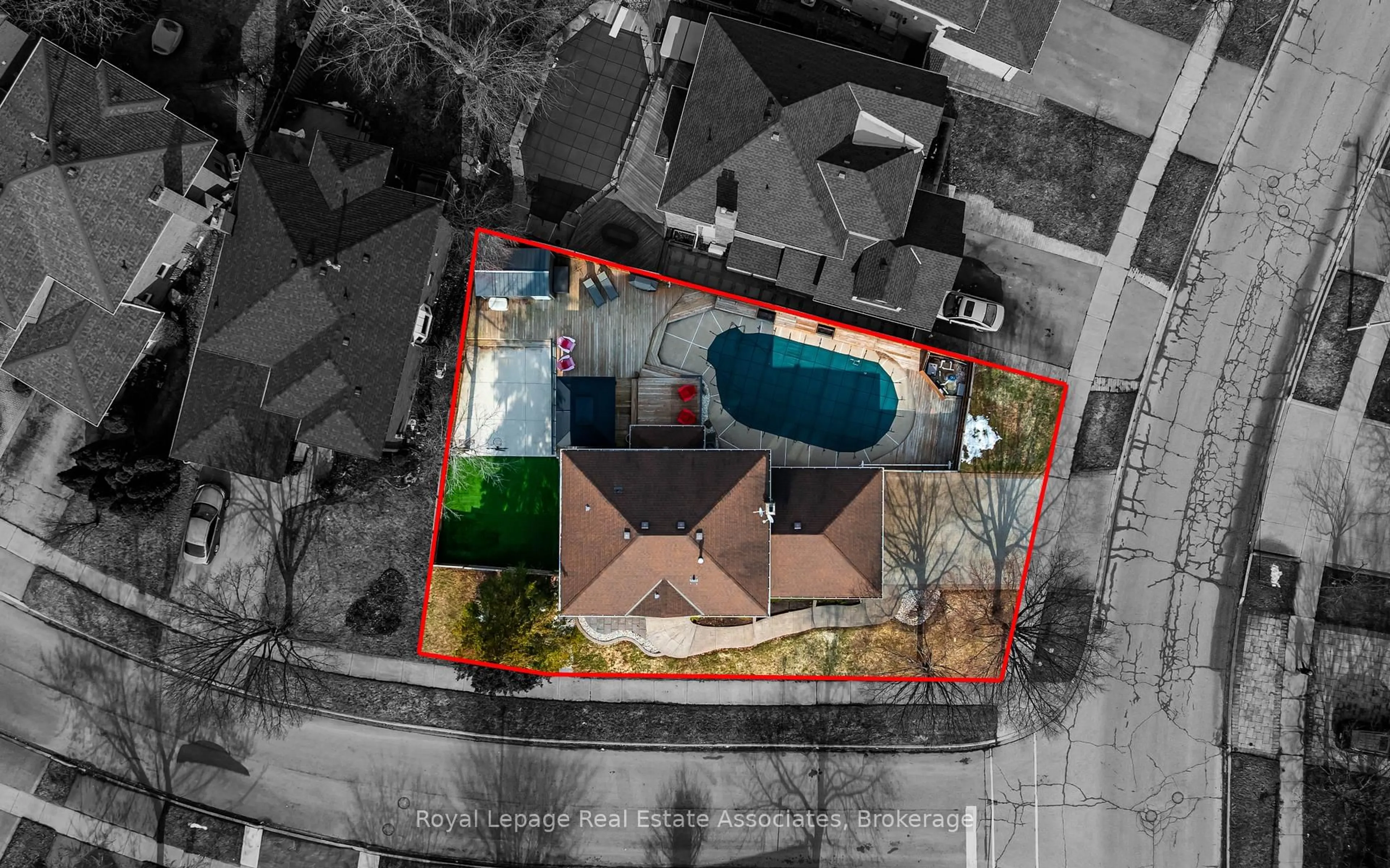 A pic from outside/outdoor area/front of a property/back of a property/a pic from drone, street for 133 Mayla Dr, Oakville Ontario L6H 3S6