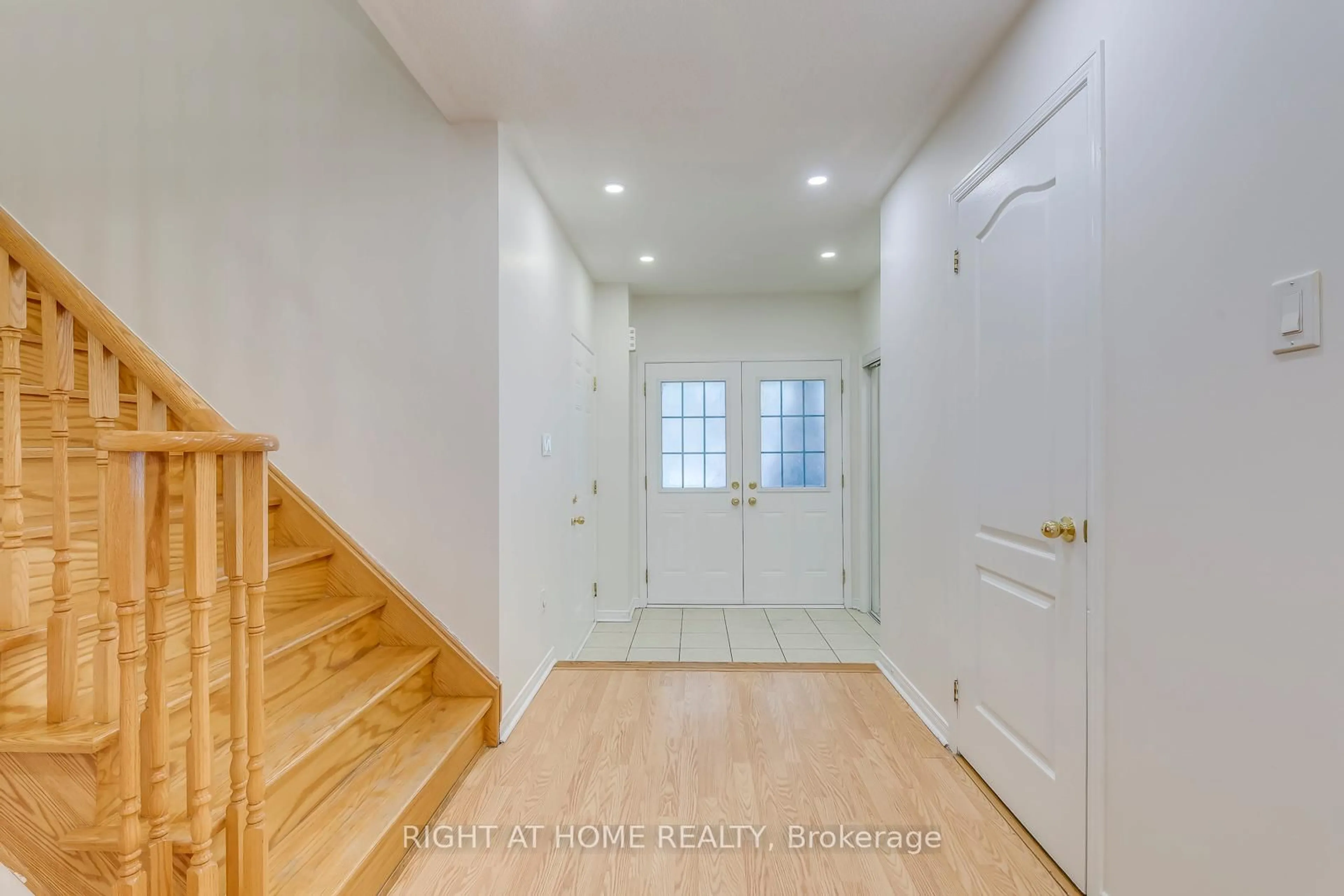 Indoor entryway for 15 Eagle Trace Dr, Brampton Ontario L6R 0M3