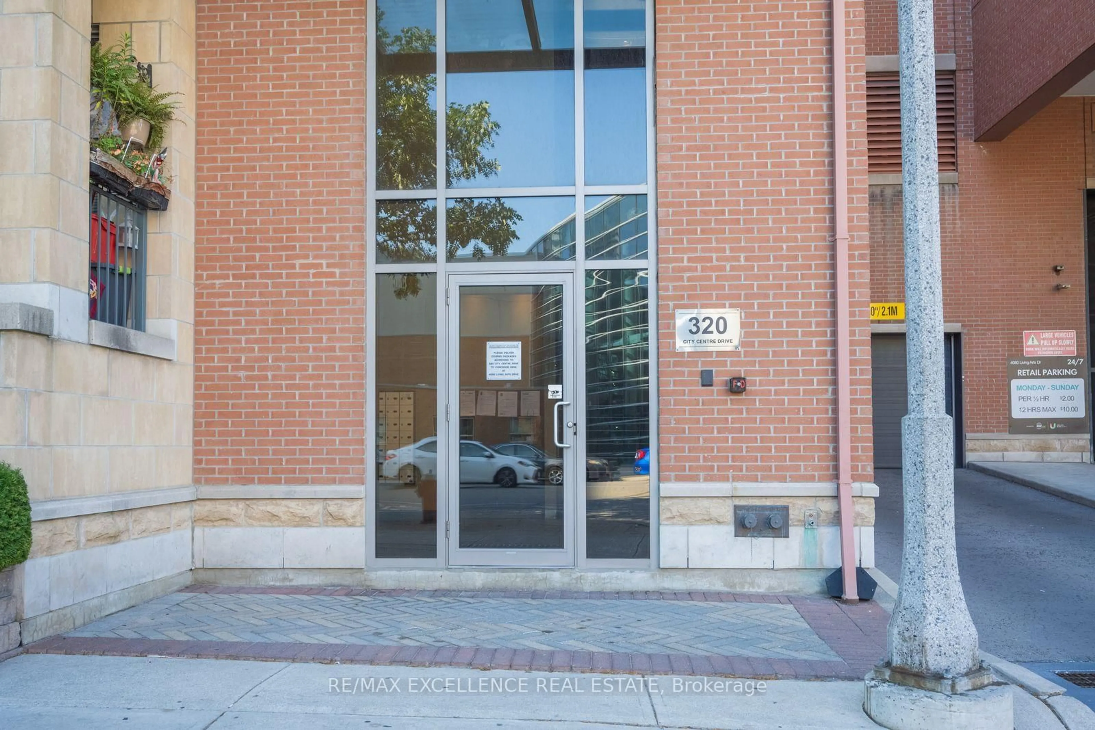 Indoor foyer for 320 City  Centre Dr #Gv202, Mississauga Ontario L5B 4P8