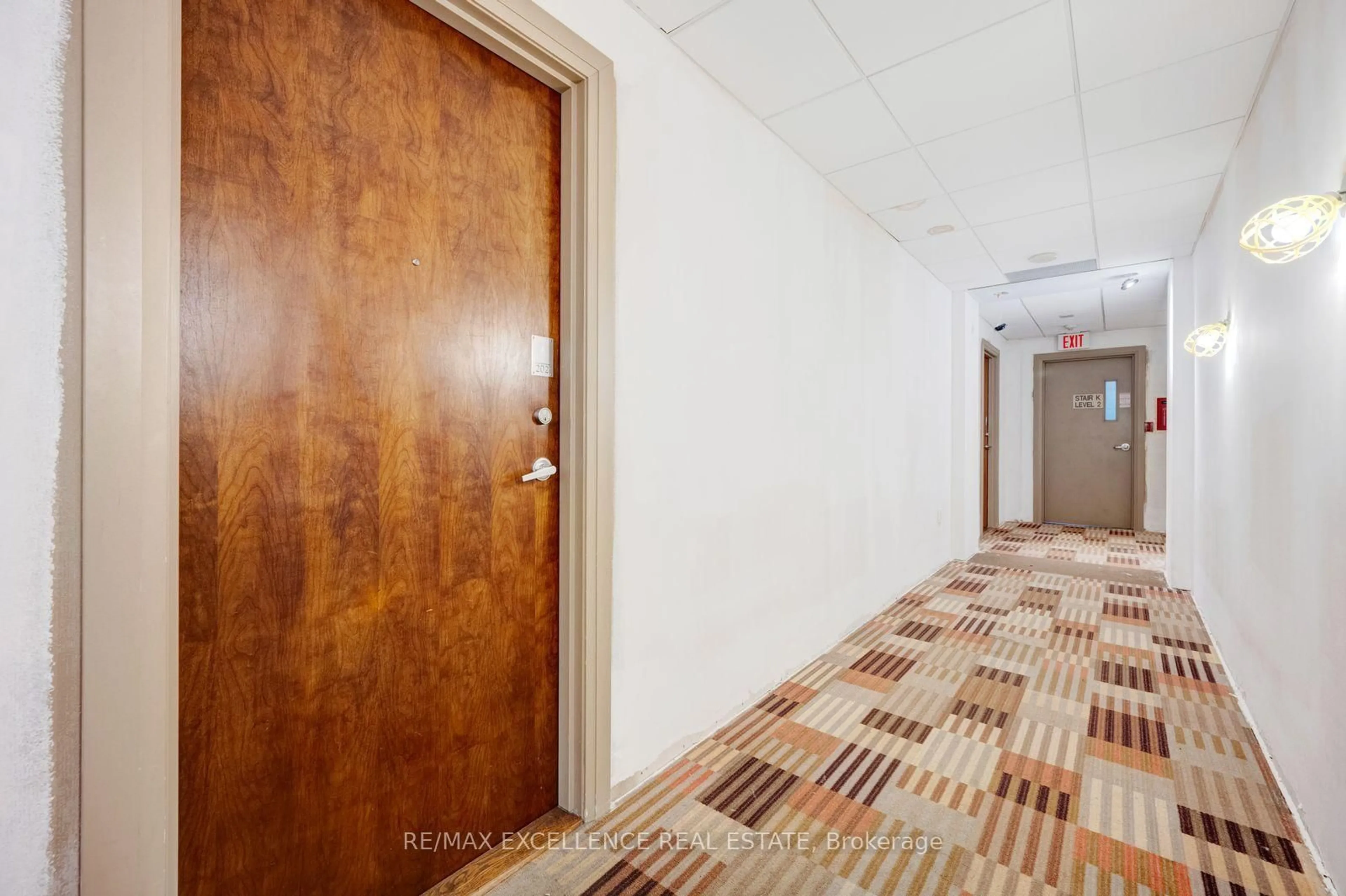 Indoor foyer for 320 City  Centre Dr #Gv202, Mississauga Ontario L5B 4P8