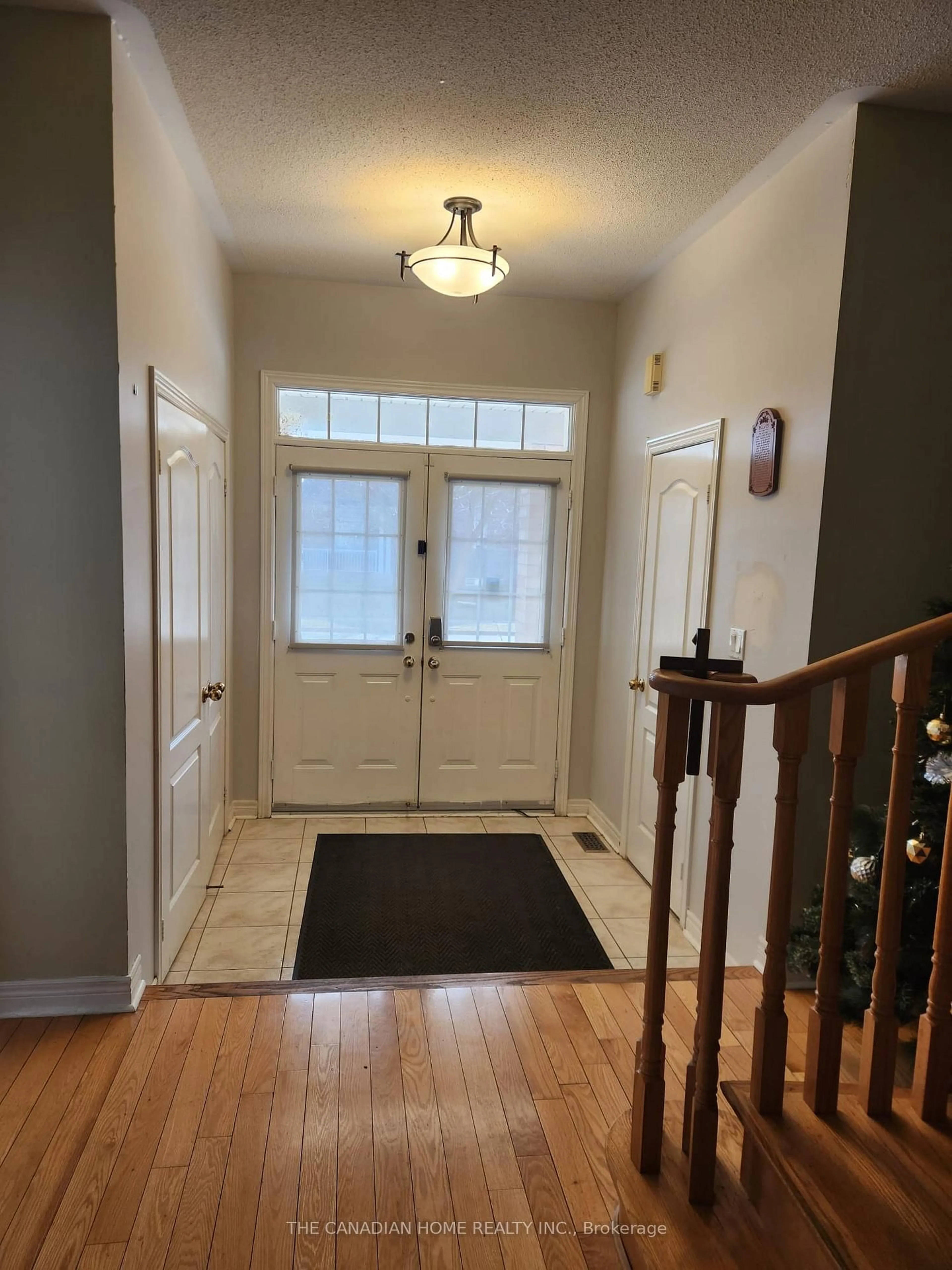 Indoor entryway for 2 Rockstep Crt, Brampton Ontario L6R 3H2