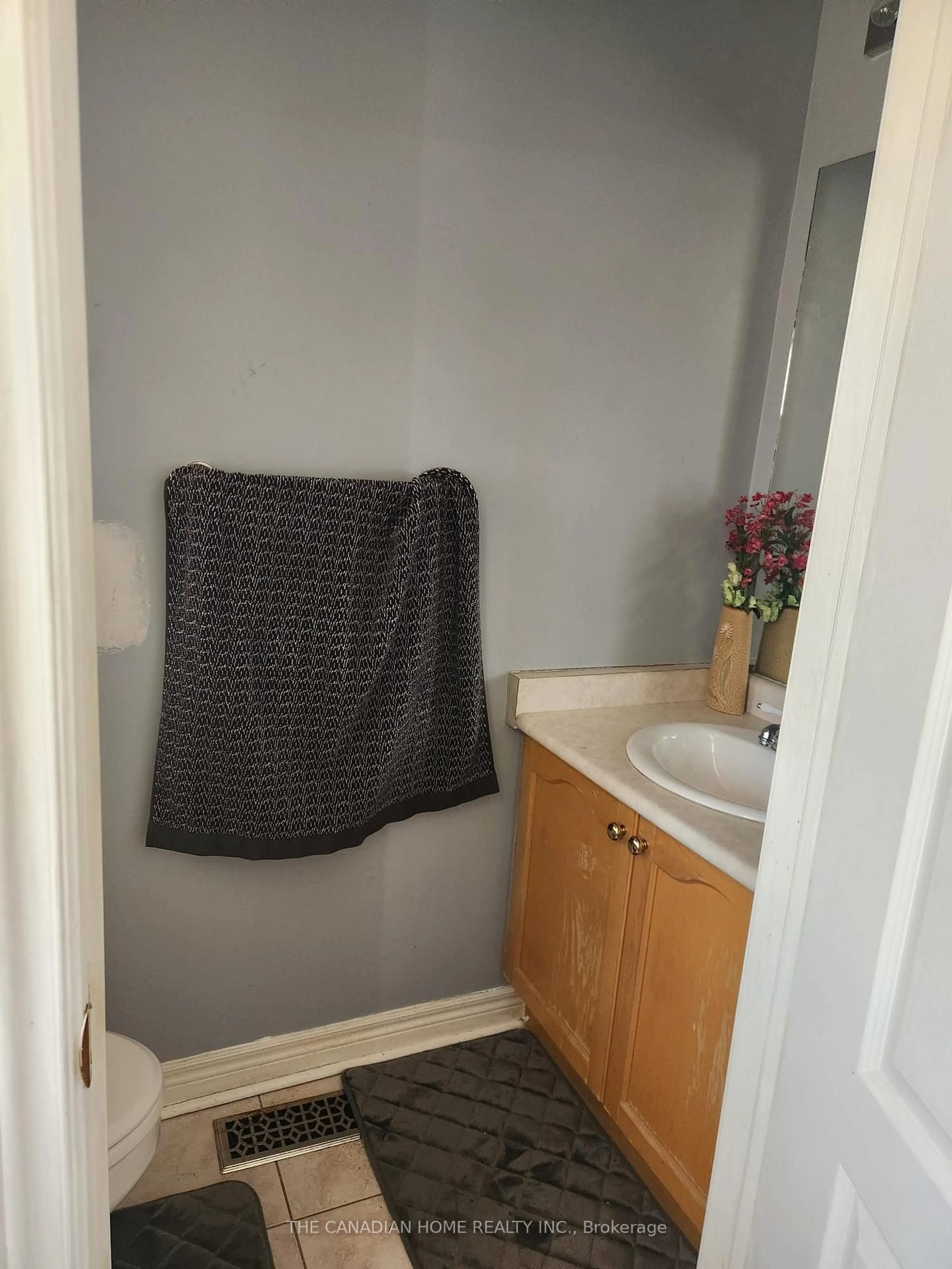 Standard bathroom, unknown for 2 Rockstep Crt, Brampton Ontario L6R 3H2