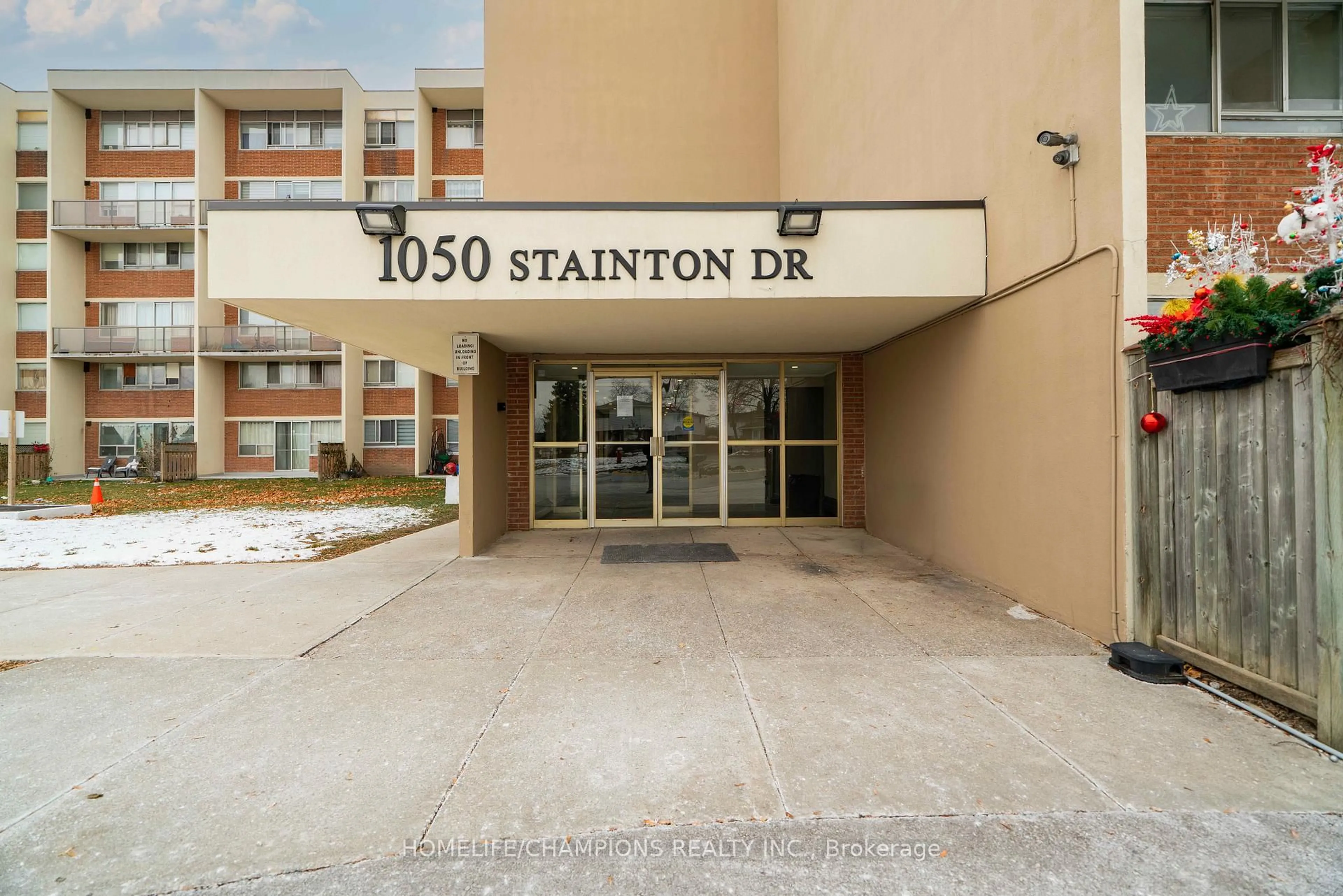 Indoor foyer for 1050 Stainton Dr #205, Mississauga Ontario L5C 2T8