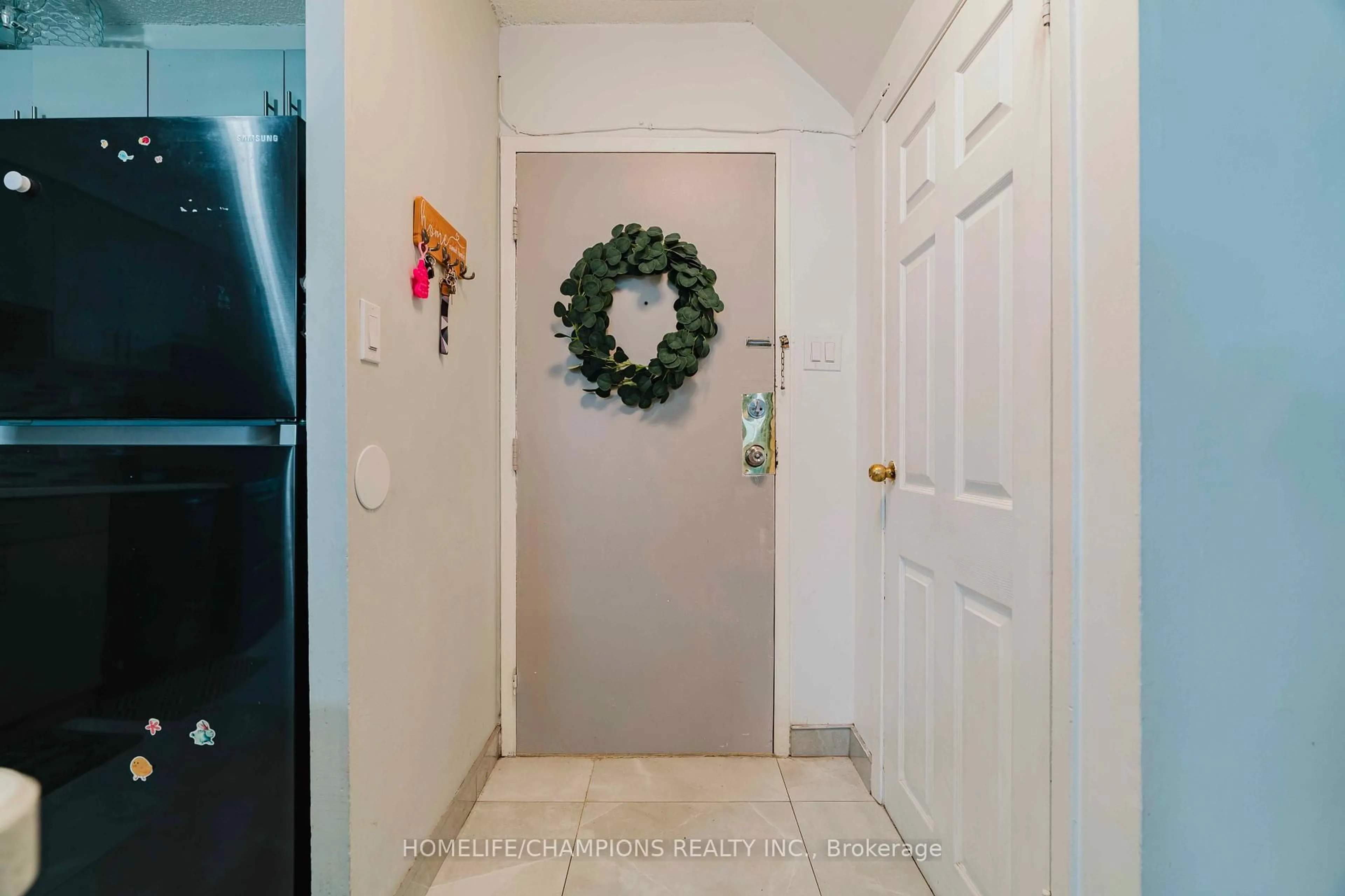 Indoor entryway for 1050 Stainton Dr #205, Mississauga Ontario L5C 2T8