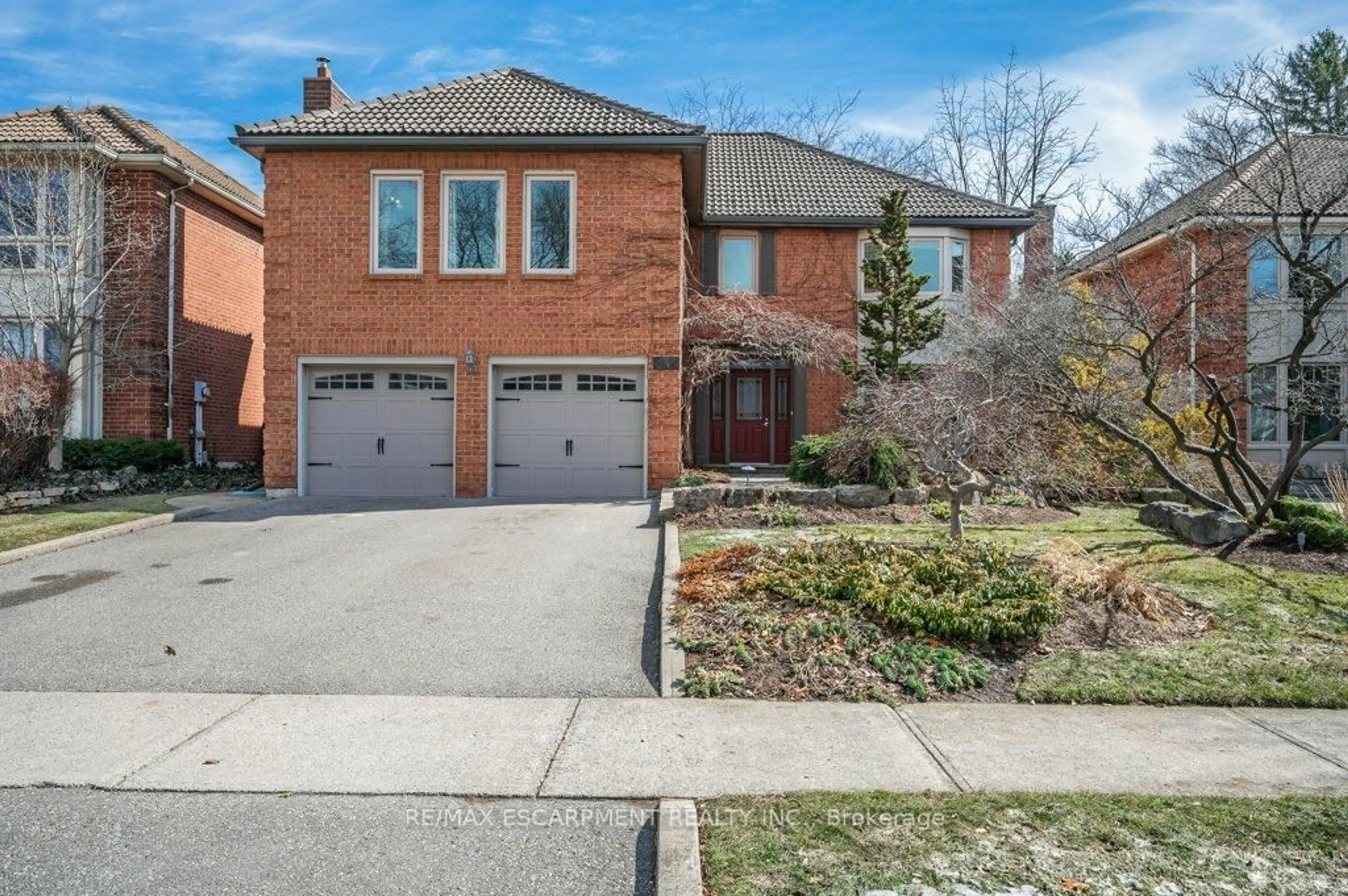 Home with brick exterior material, street for 333 Claremont Cres, Oakville Ontario L6J 6J9