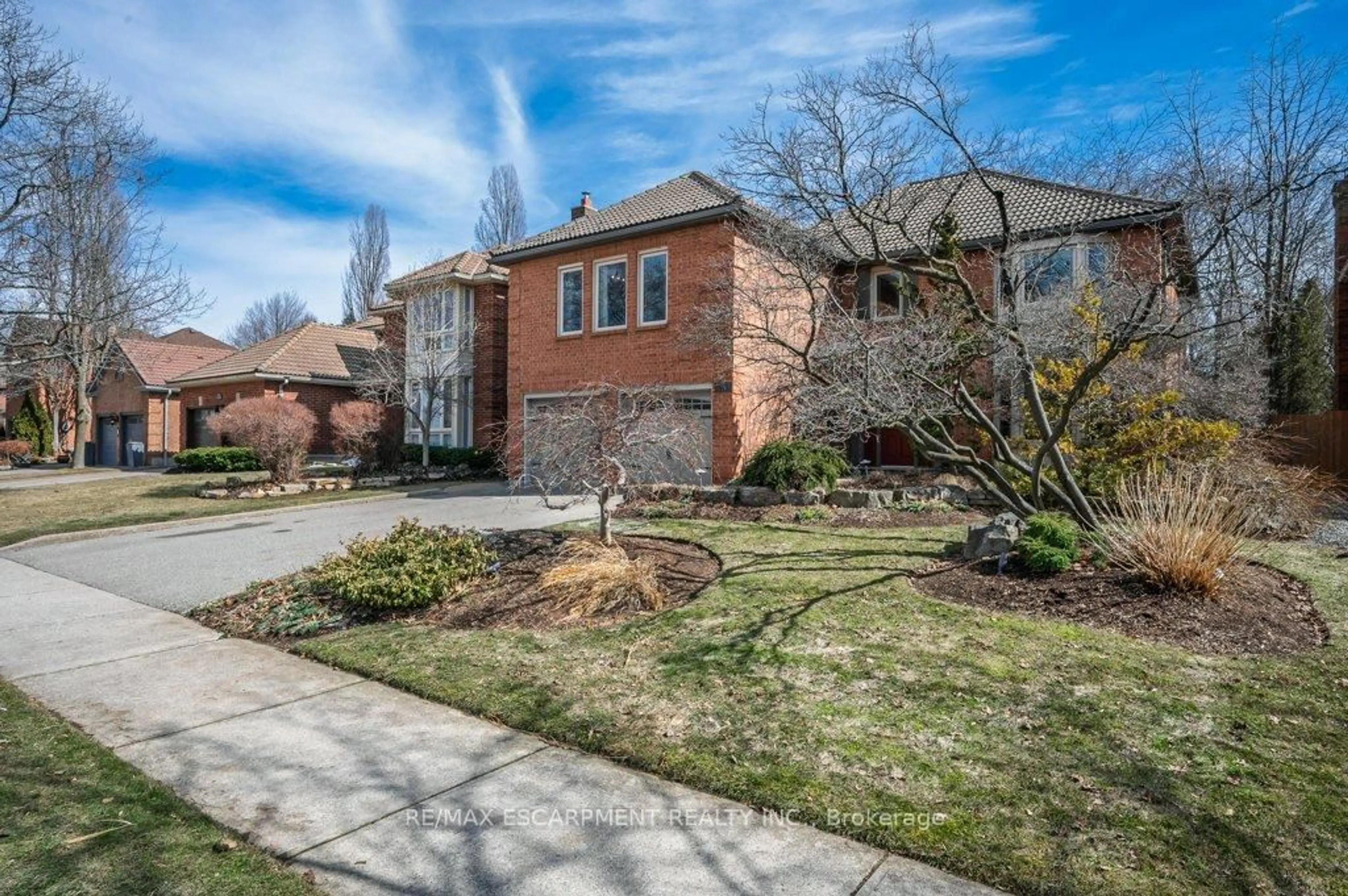 Home with brick exterior material, street for 333 Claremont Cres, Oakville Ontario L6J 6J9