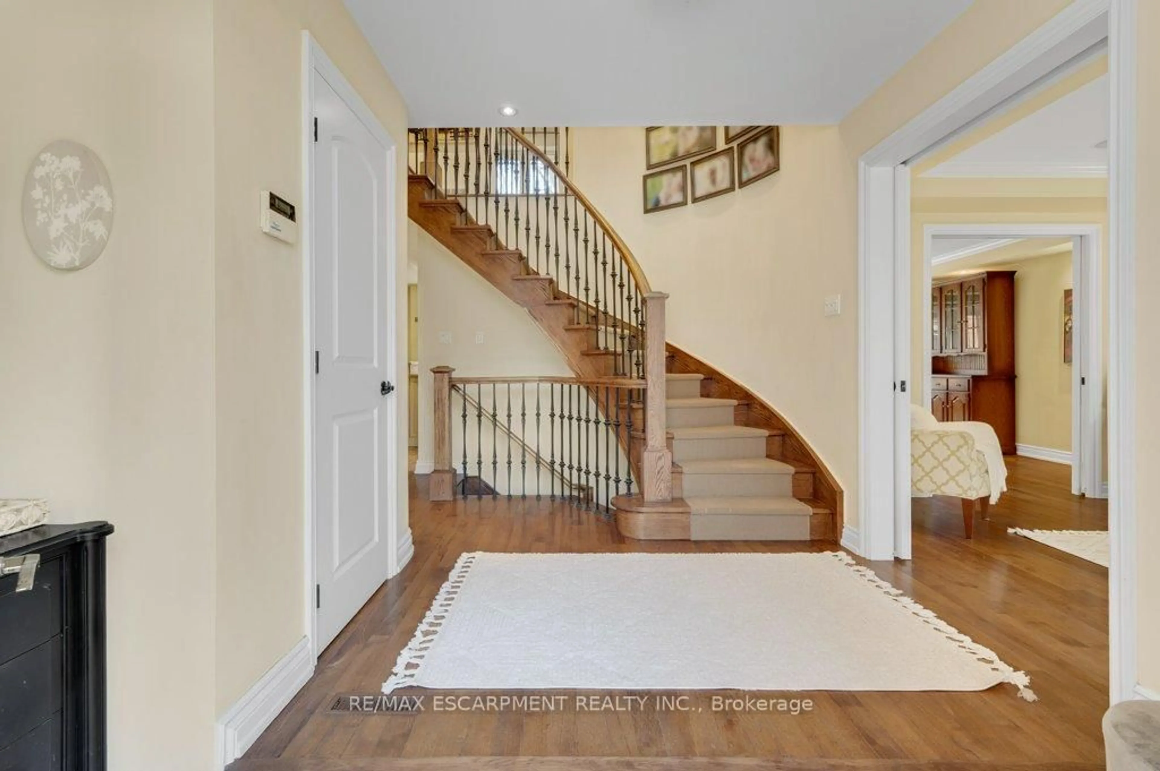 Indoor entryway for 333 Claremont Cres, Oakville Ontario L6J 6J9