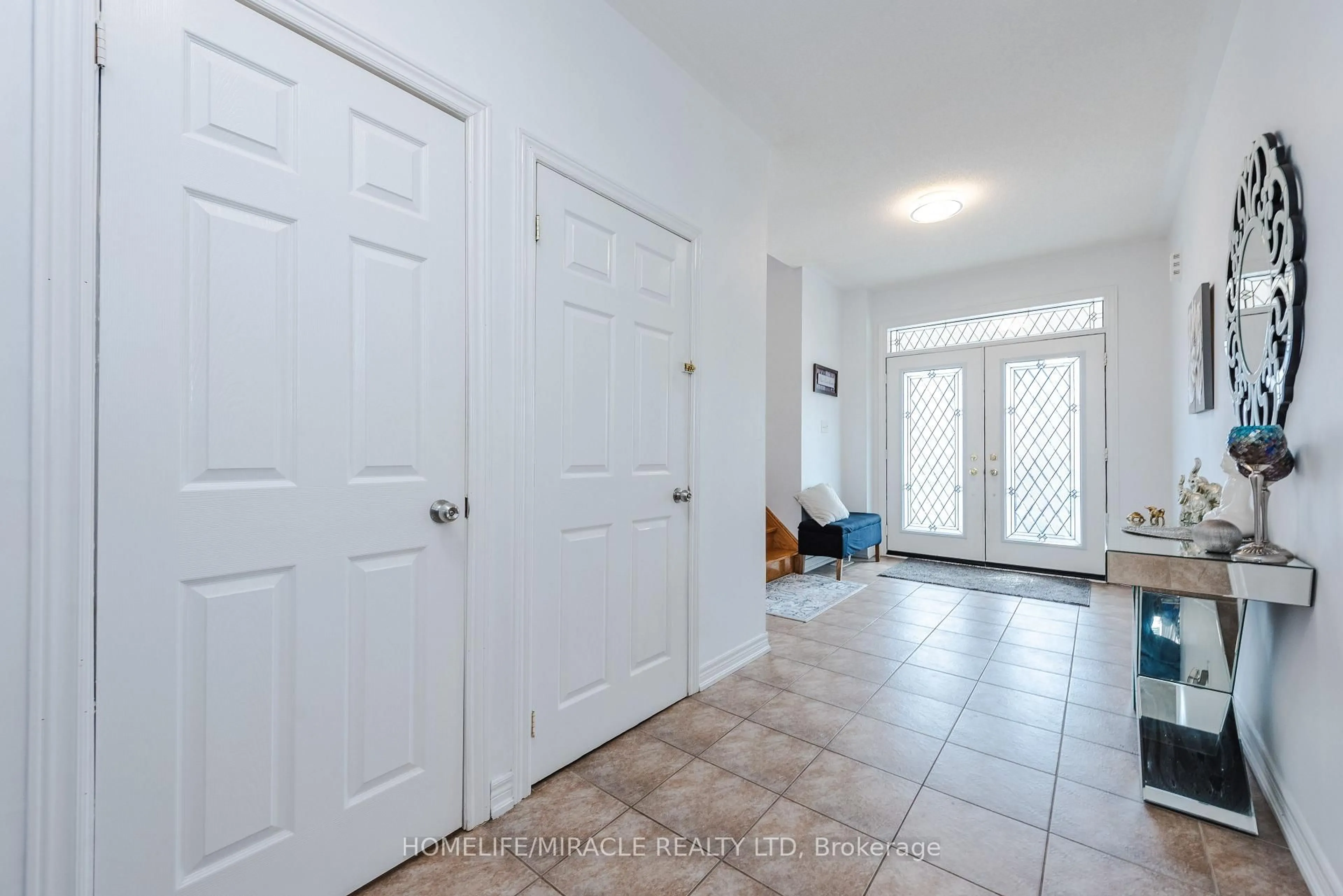 Indoor entryway for 28 Iverson Dr, Brampton Ontario L6X 0L6