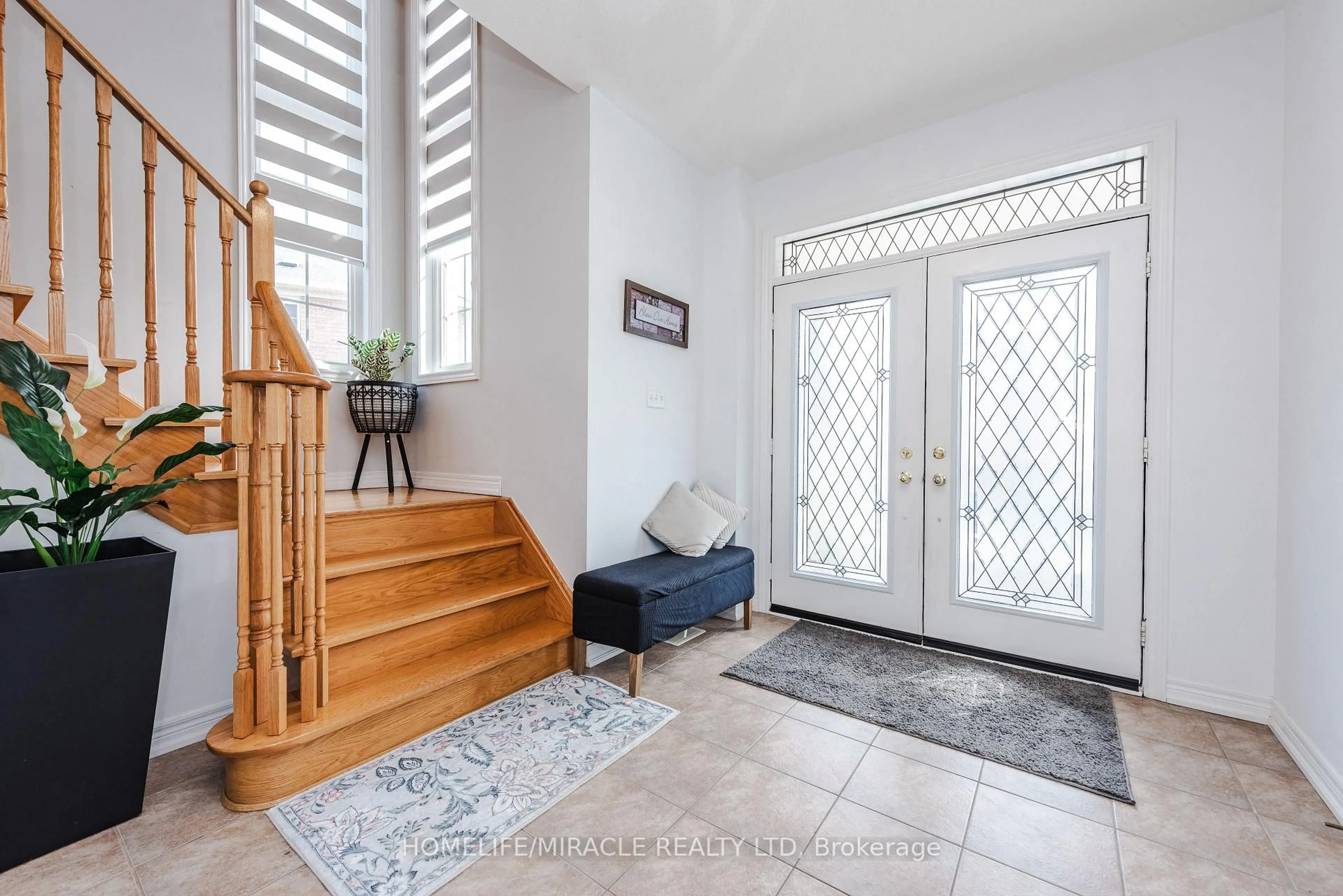 Indoor entryway for 28 Iverson Dr, Brampton Ontario L6X 0L6