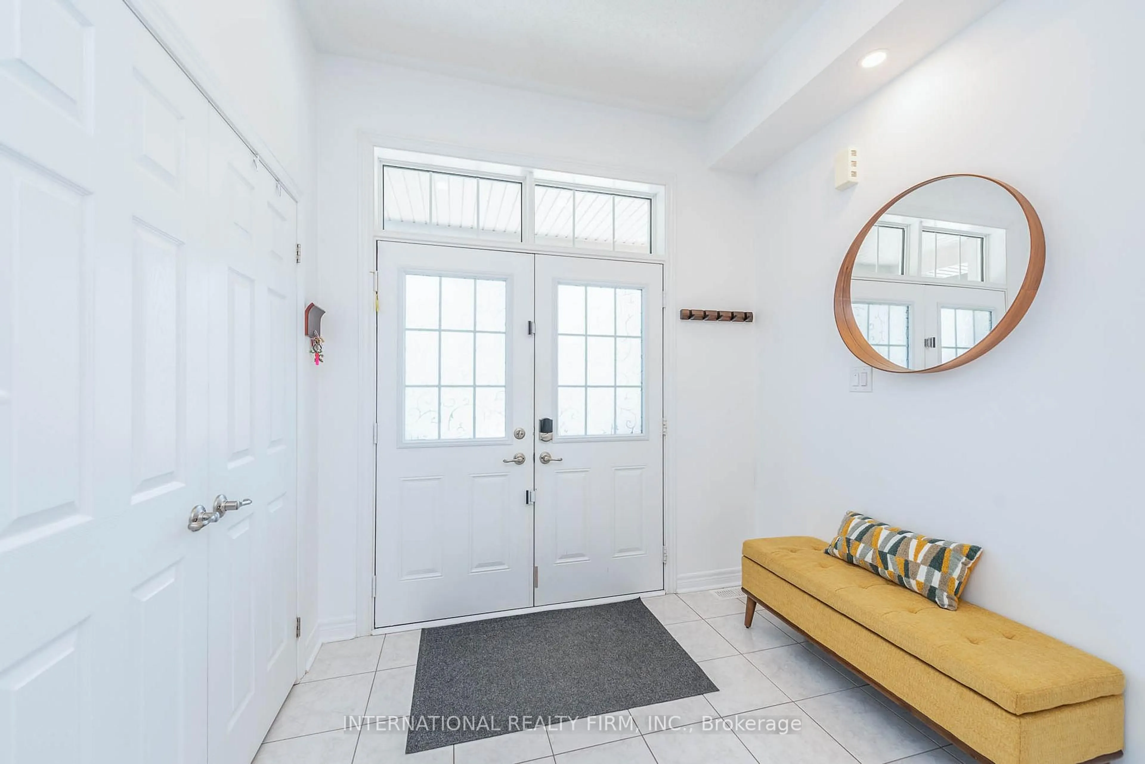 Indoor entryway for 99 Huguenot Rd, Oakville Ontario L6H 0M3