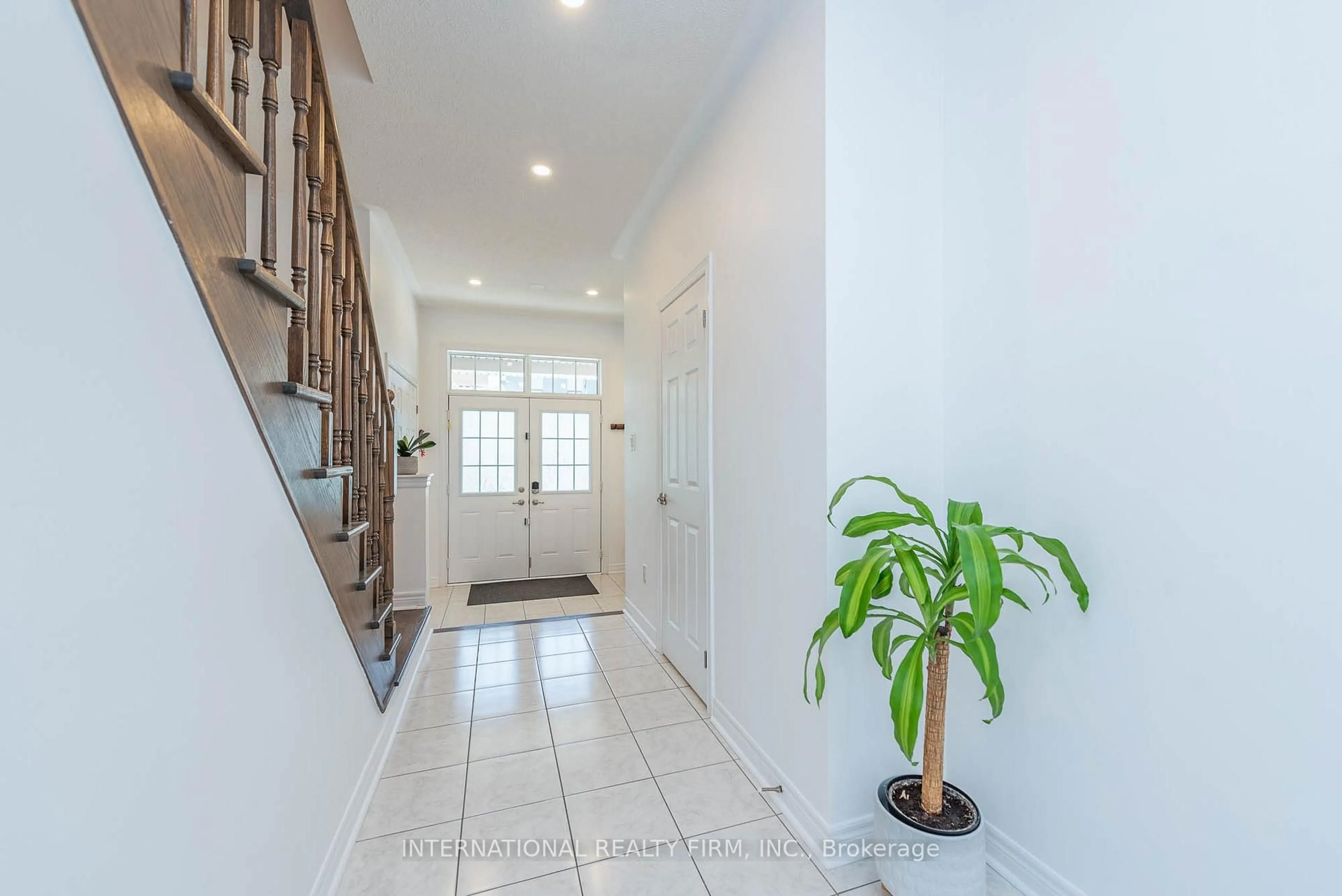 Indoor entryway for 99 Huguenot Rd, Oakville Ontario L6H 0M3