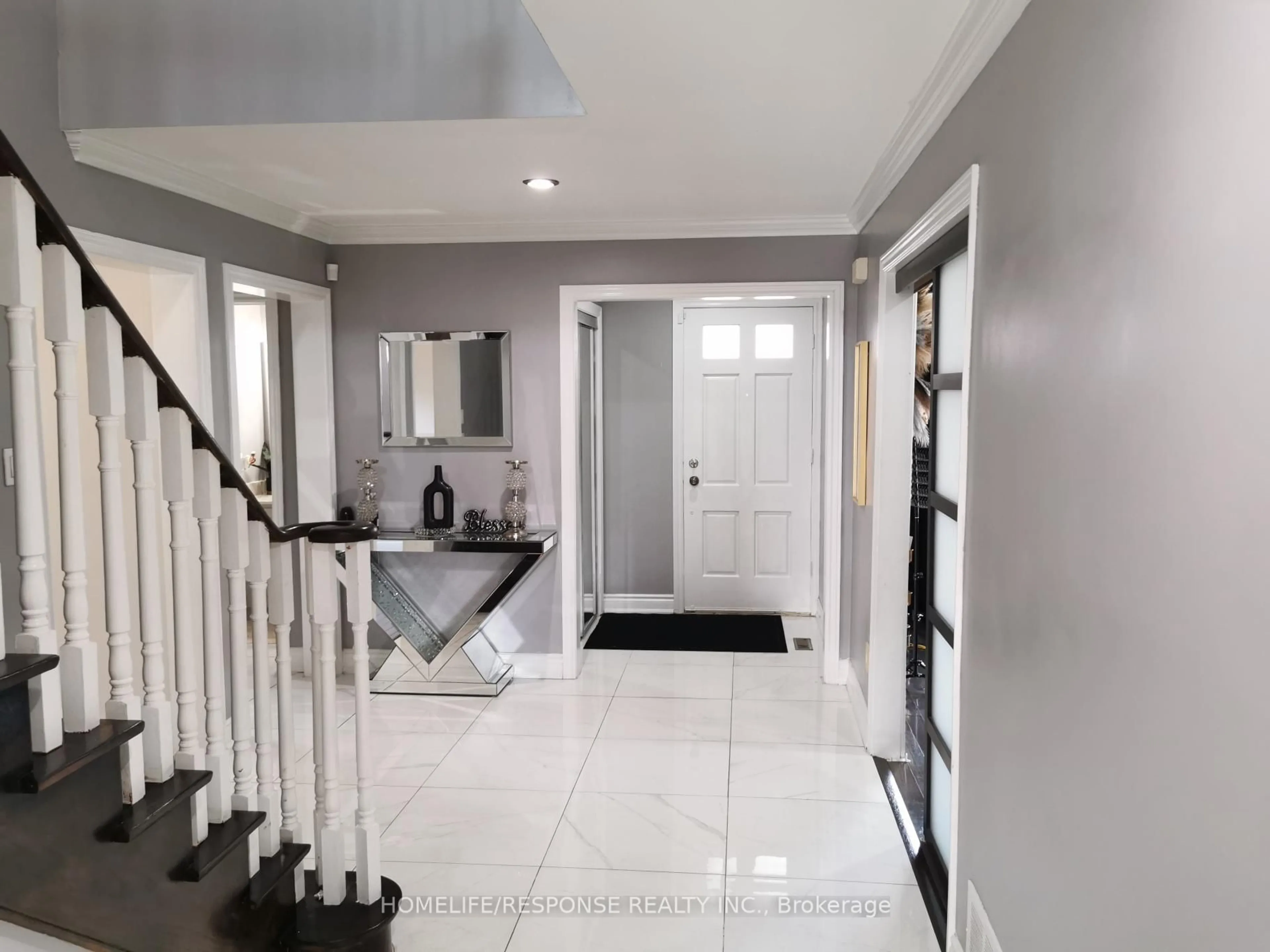 Indoor entryway for 16 Cochrane Ave, Brampton Ontario L6Z 4J4