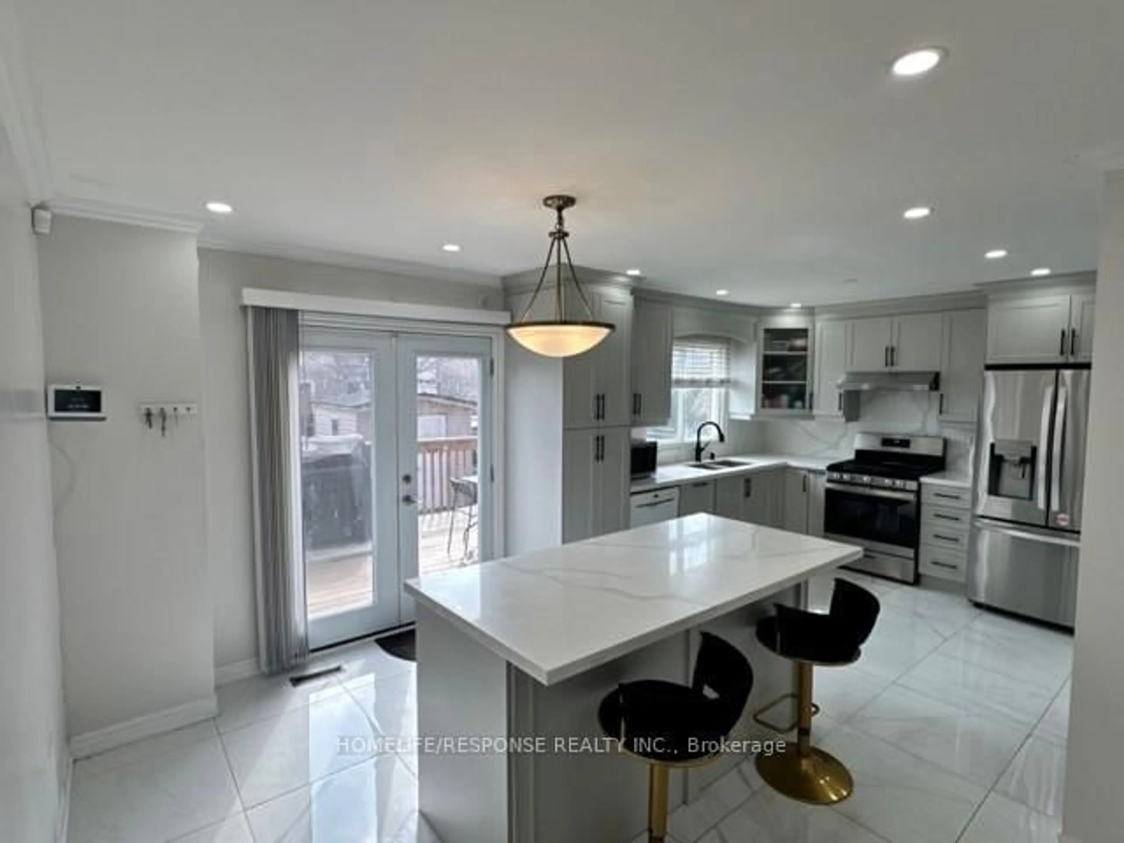 Open concept kitchen, ceramic/tile floor for 16 Cochrane Ave, Brampton Ontario L6Z 4J4