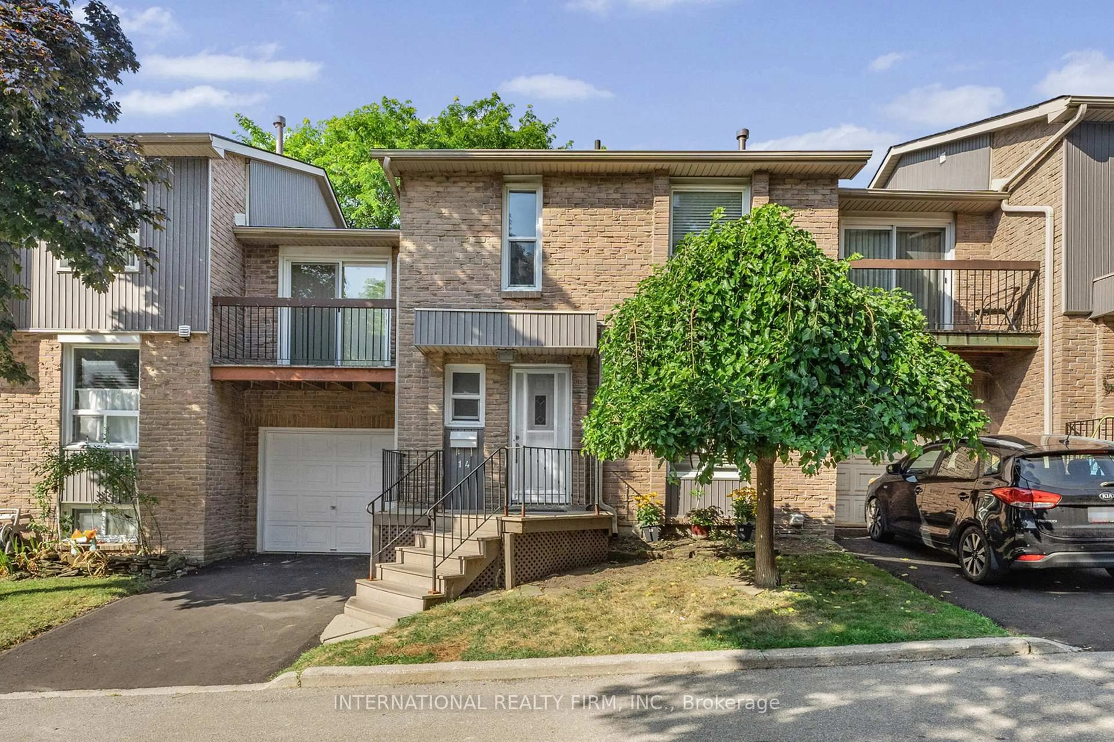 Home with brick exterior material, street for 900 Dundas St #14, Mississauga Ontario L5C 3B3