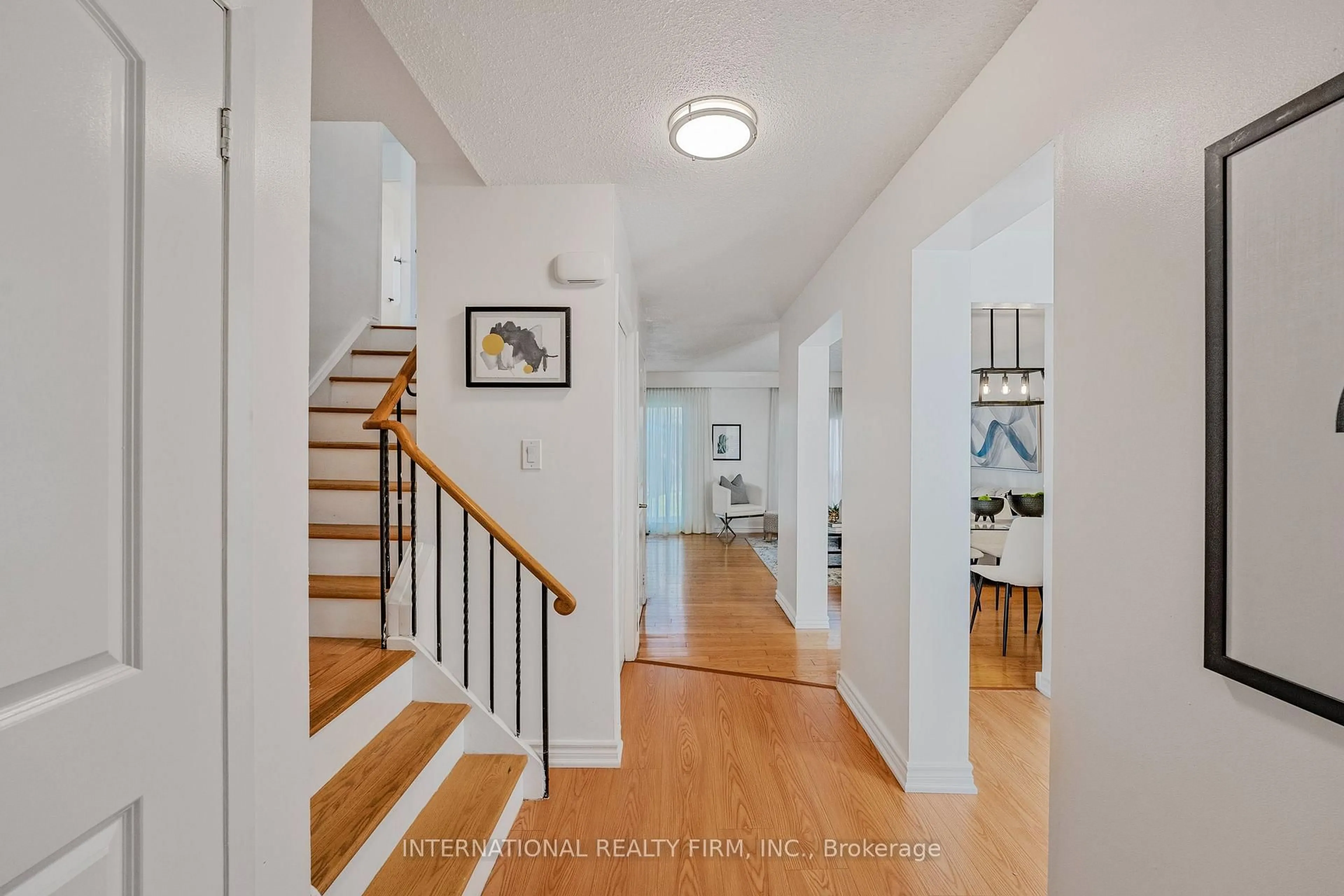 Indoor entryway for 900 Dundas St #14, Mississauga Ontario L5C 3B3