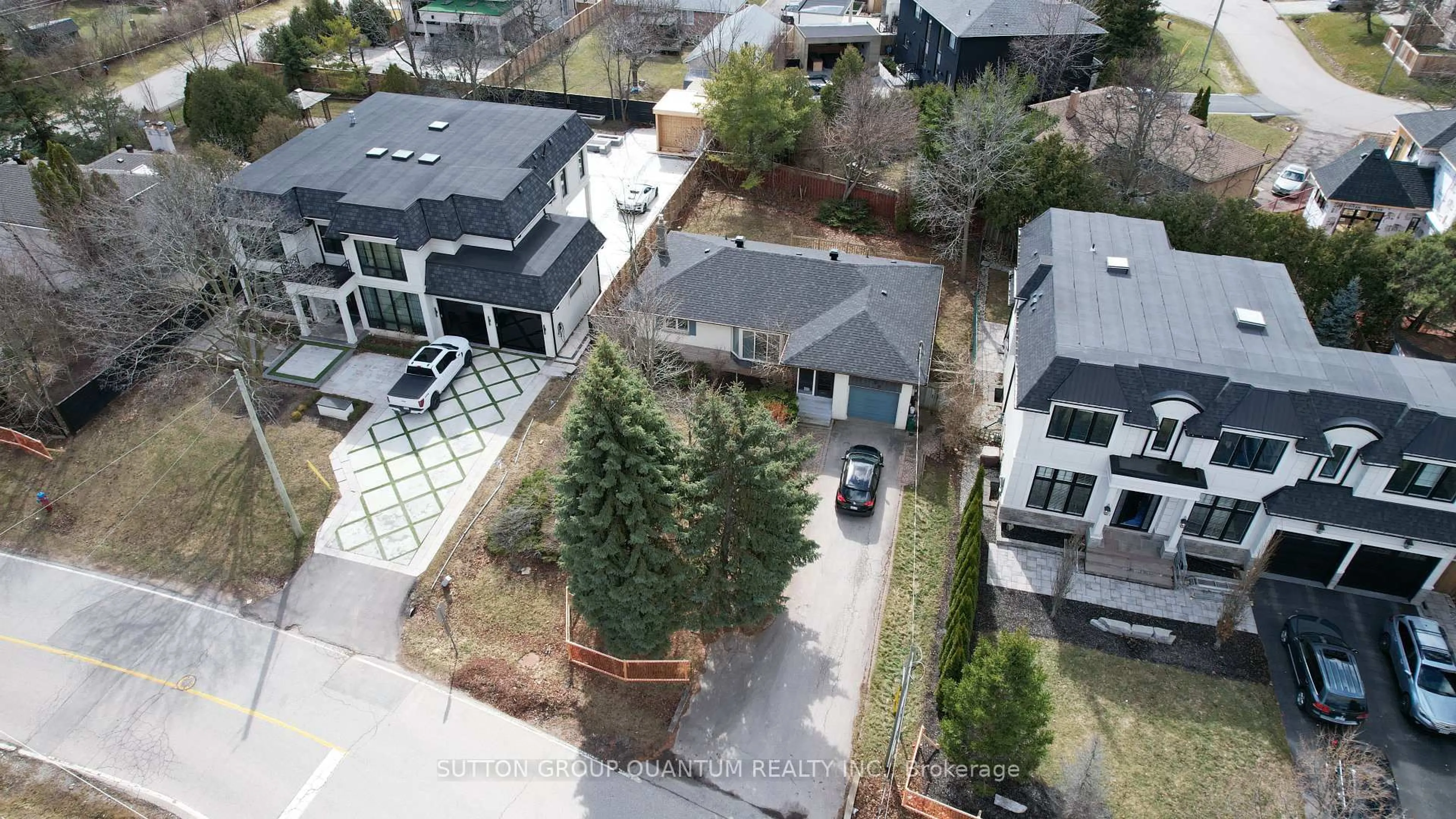 A pic from outside/outdoor area/front of a property/back of a property/a pic from drone, street for 398 Tennyson Dr, Oakville Ontario L6L 3Z1