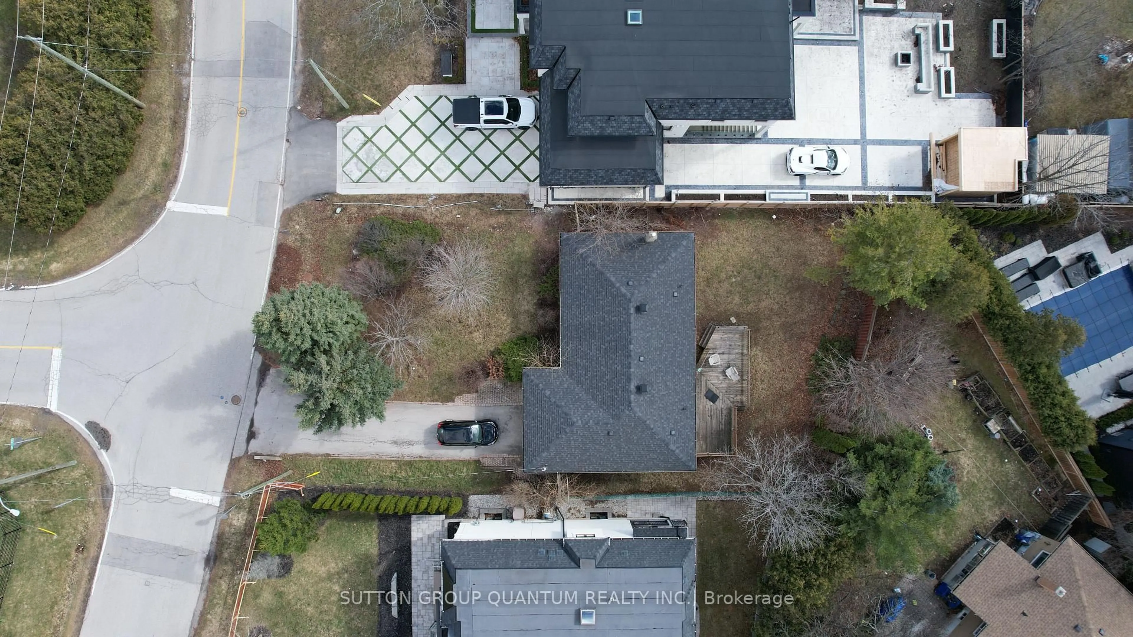 A pic from outside/outdoor area/front of a property/back of a property/a pic from drone, street for 398 Tennyson Dr, Oakville Ontario L6L 3Z1
