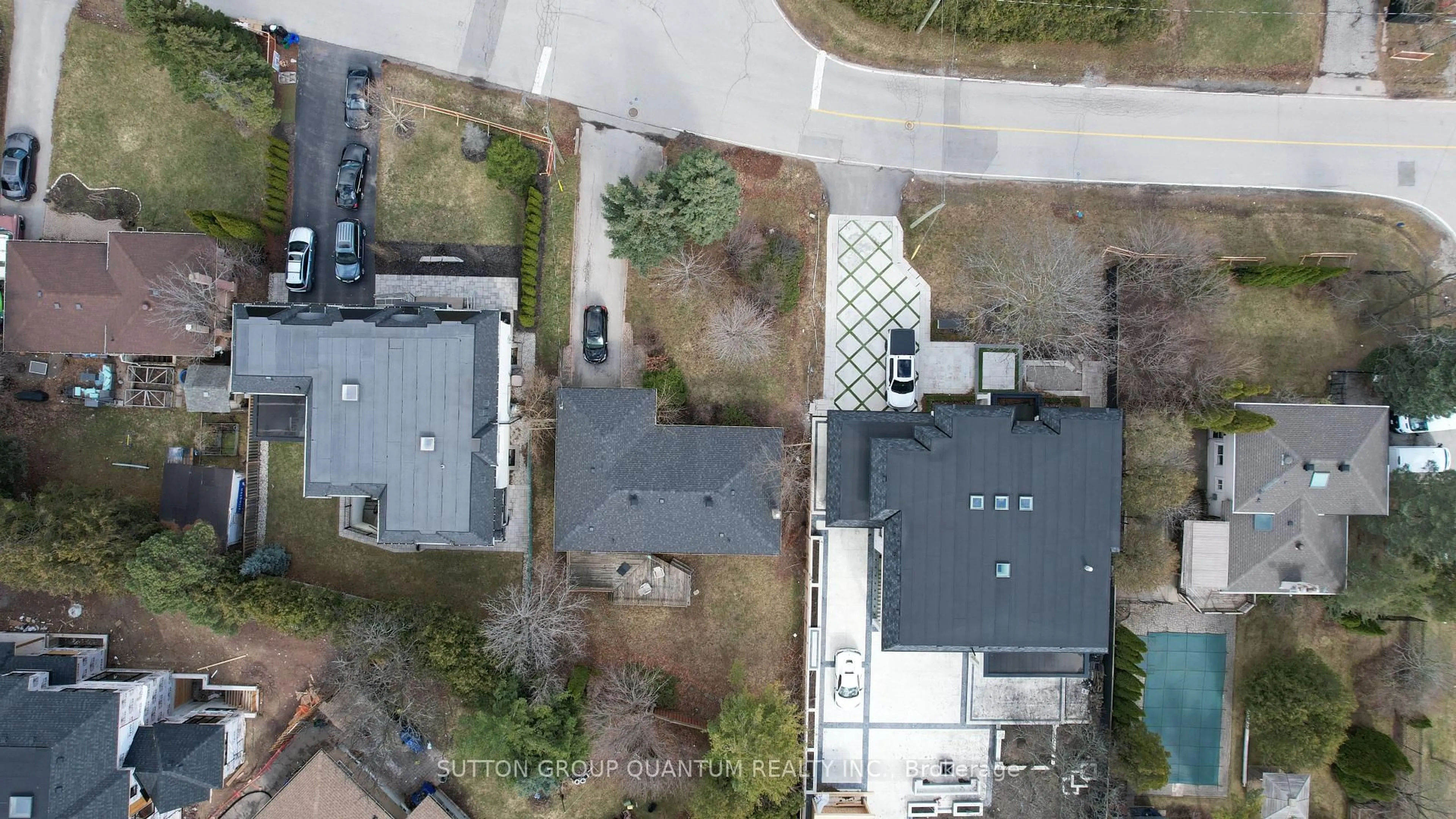 A pic from outside/outdoor area/front of a property/back of a property/a pic from drone, street for 398 Tennyson Dr, Oakville Ontario L6L 3Z1