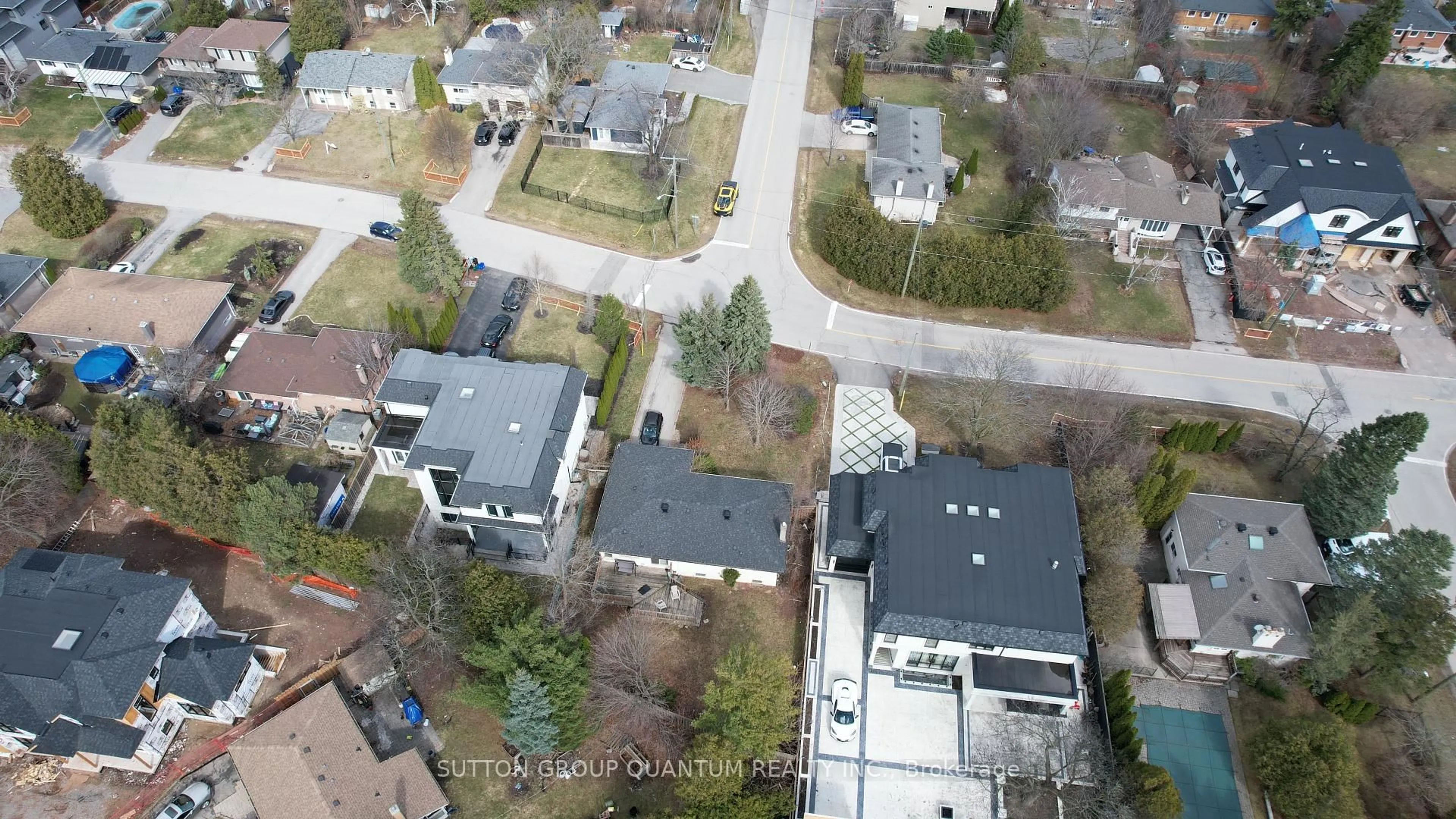 A pic from outside/outdoor area/front of a property/back of a property/a pic from drone, street for 398 Tennyson Dr, Oakville Ontario L6L 3Z1
